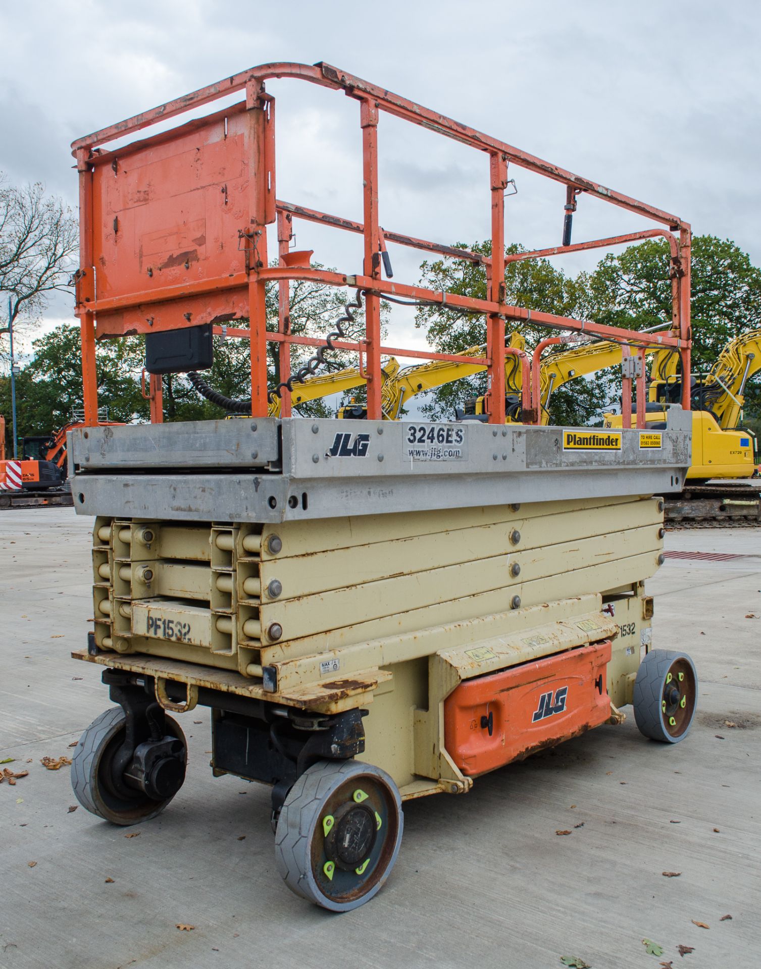 JLG 3246 ES battery electric scissor lift Year:- 2011 S/N: 2037 Recorded hours:- 416 PF1532 - Image 3 of 12