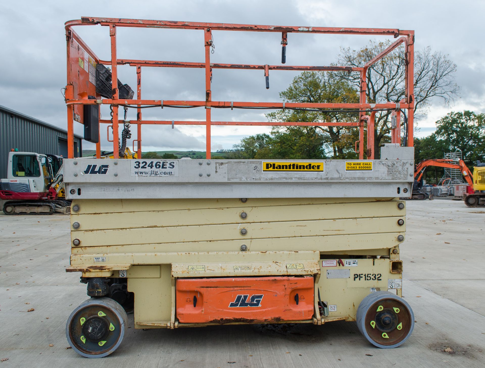 JLG 3246 ES battery electric scissor lift Year:- 2011 S/N: 2037 Recorded hours:- 416 PF1532 - Image 8 of 12