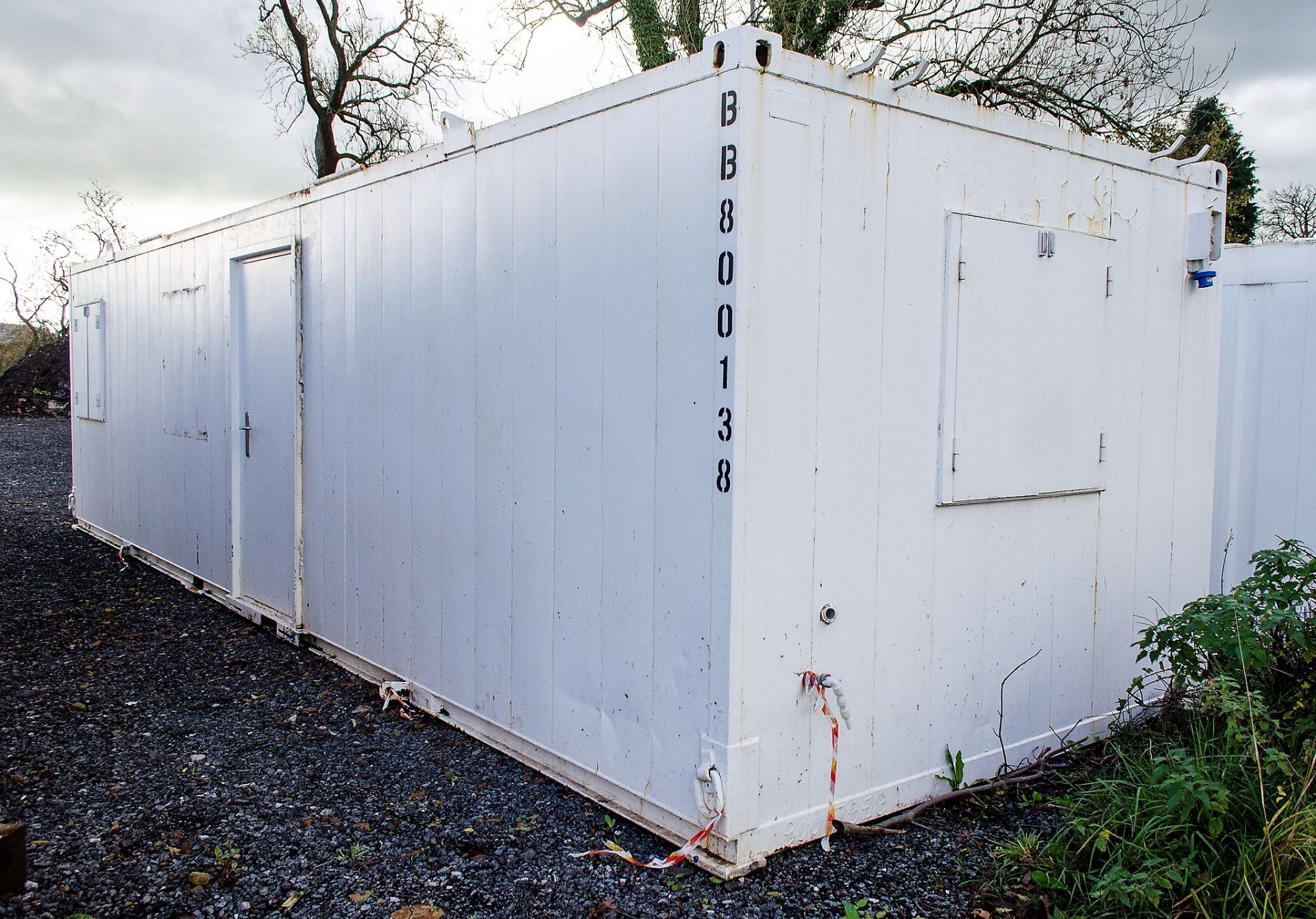 32 ft x 10 ft steel anti-vandal site office unit Comprising of: canteen/office & office c/w keys - Image 2 of 8