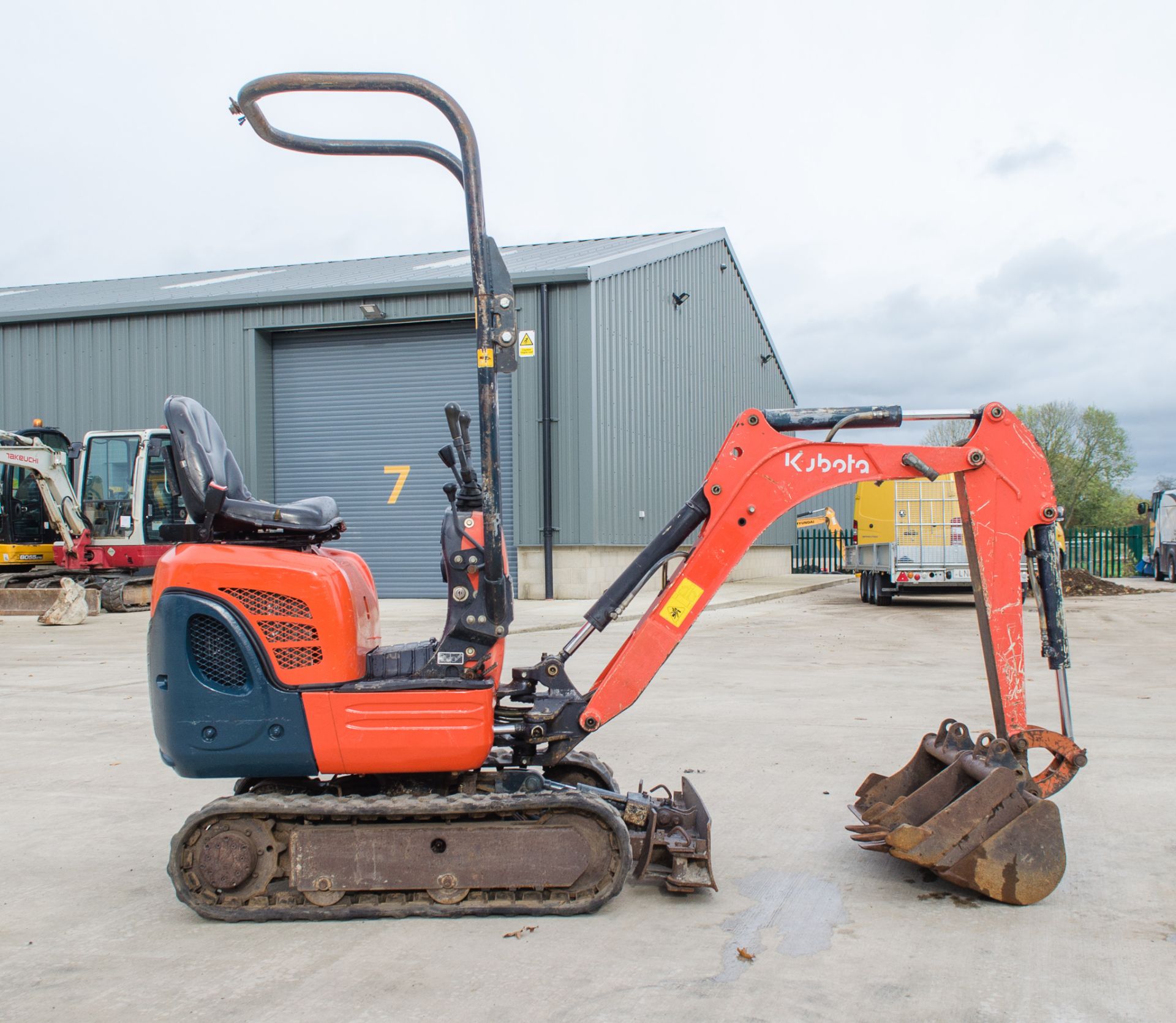 Kubota K008-3 0.75 tonne rubber tracked micro excavator Year:- 2013 S/N:- H24326 Recorded hours:- - Image 8 of 20