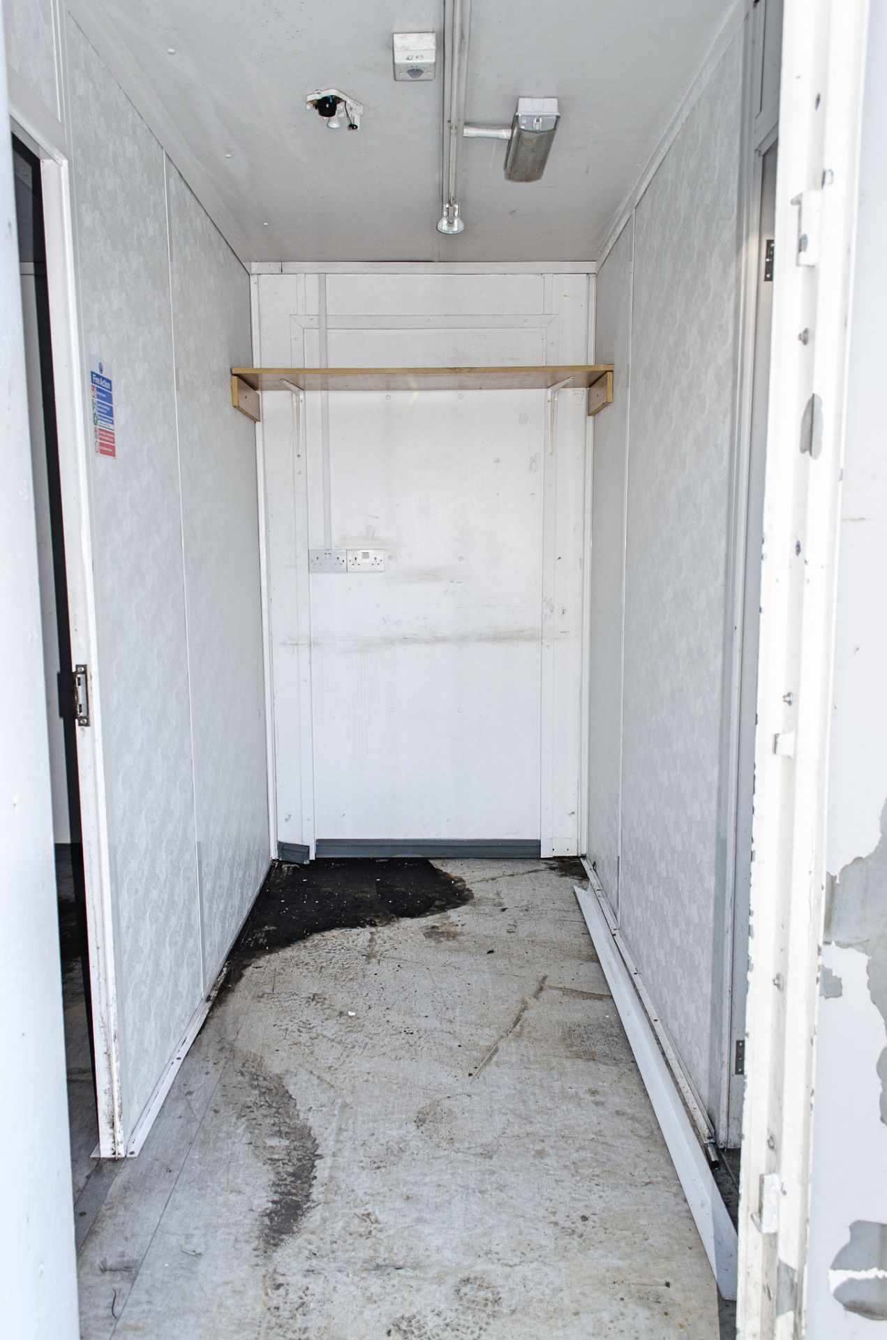 32ft x 10ft steel anti vandal site office unit comprising of: 2 - offices & lobby BBA1454 ** No keys - Image 7 of 7