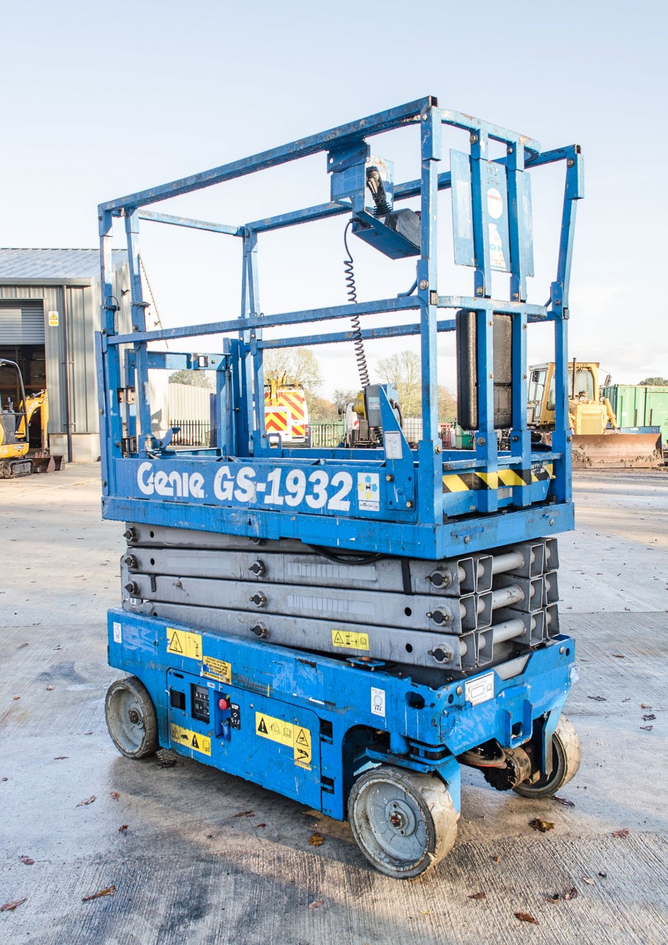 Genie GS1932 battery electric scissor lift Year: 2015 S/N: 17957 Recorded Hours: 125 08830074 - Image 2 of 9
