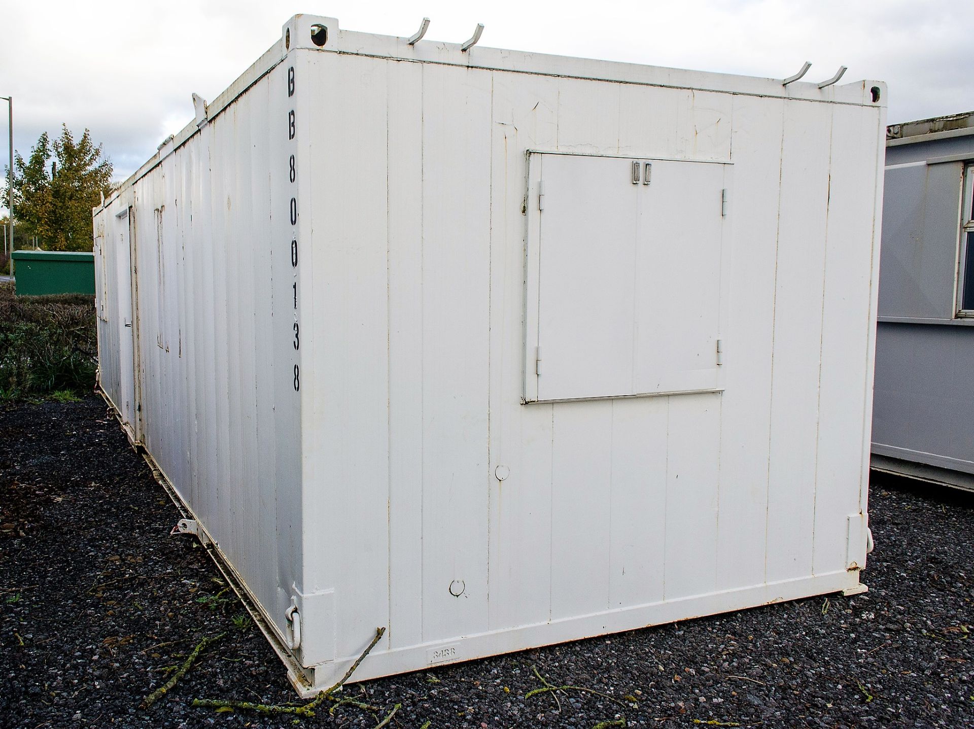 32 ft x 10 ft steel anti-vandal site office unit Comprising of: canteen/office & office c/w keys - Image 3 of 8