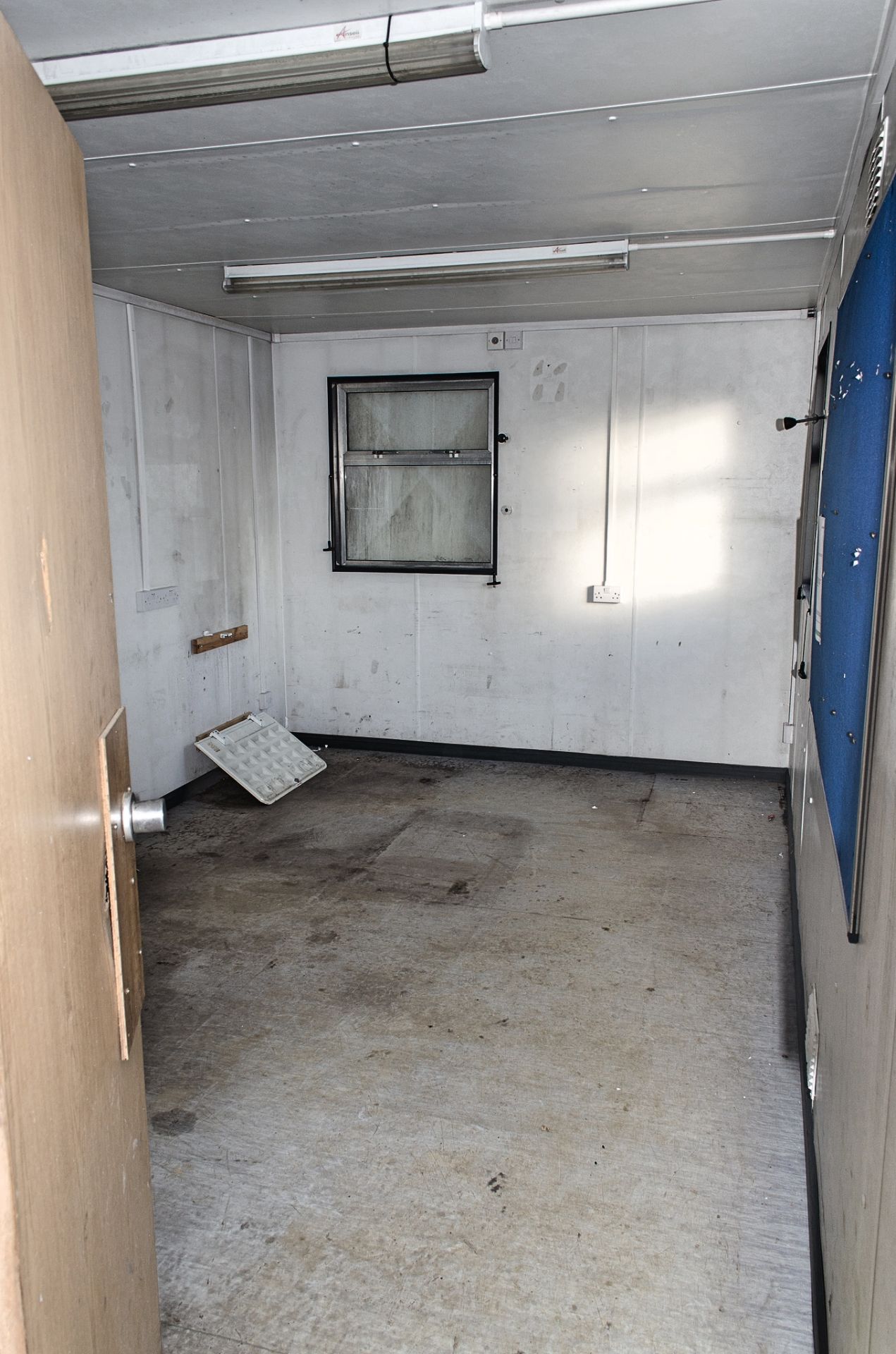 32ft x 10ft steel anti vandal site office unit comprising of: 2 - offices & lobby BBA1454 ** No keys - Image 6 of 7
