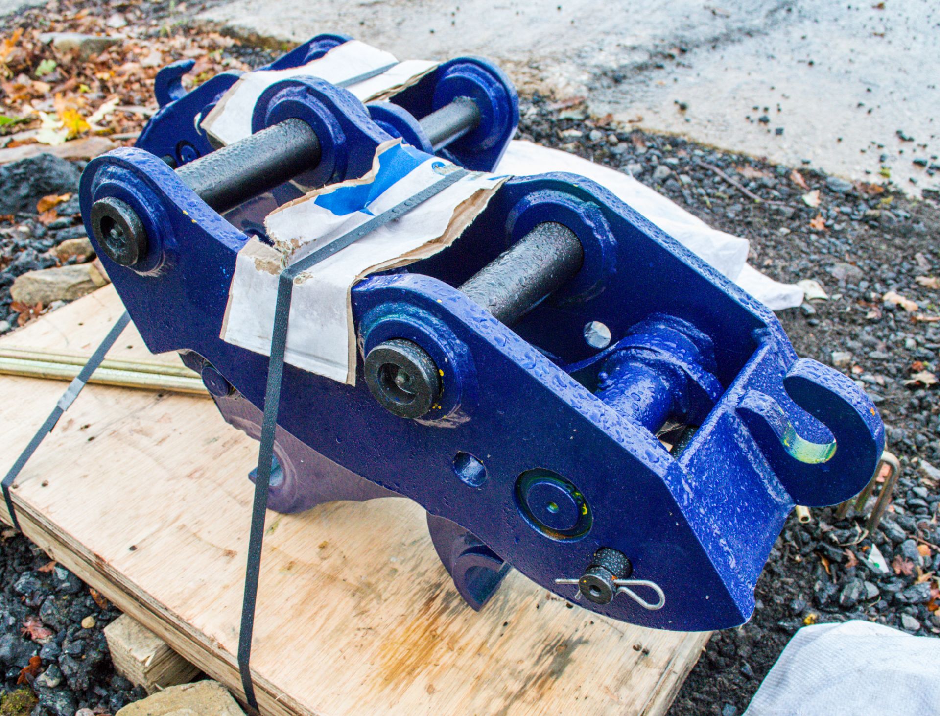 Hydraulic quick hitch to suit 6 tonne excavator c/w fitting kit ** Unused ** - Image 2 of 4