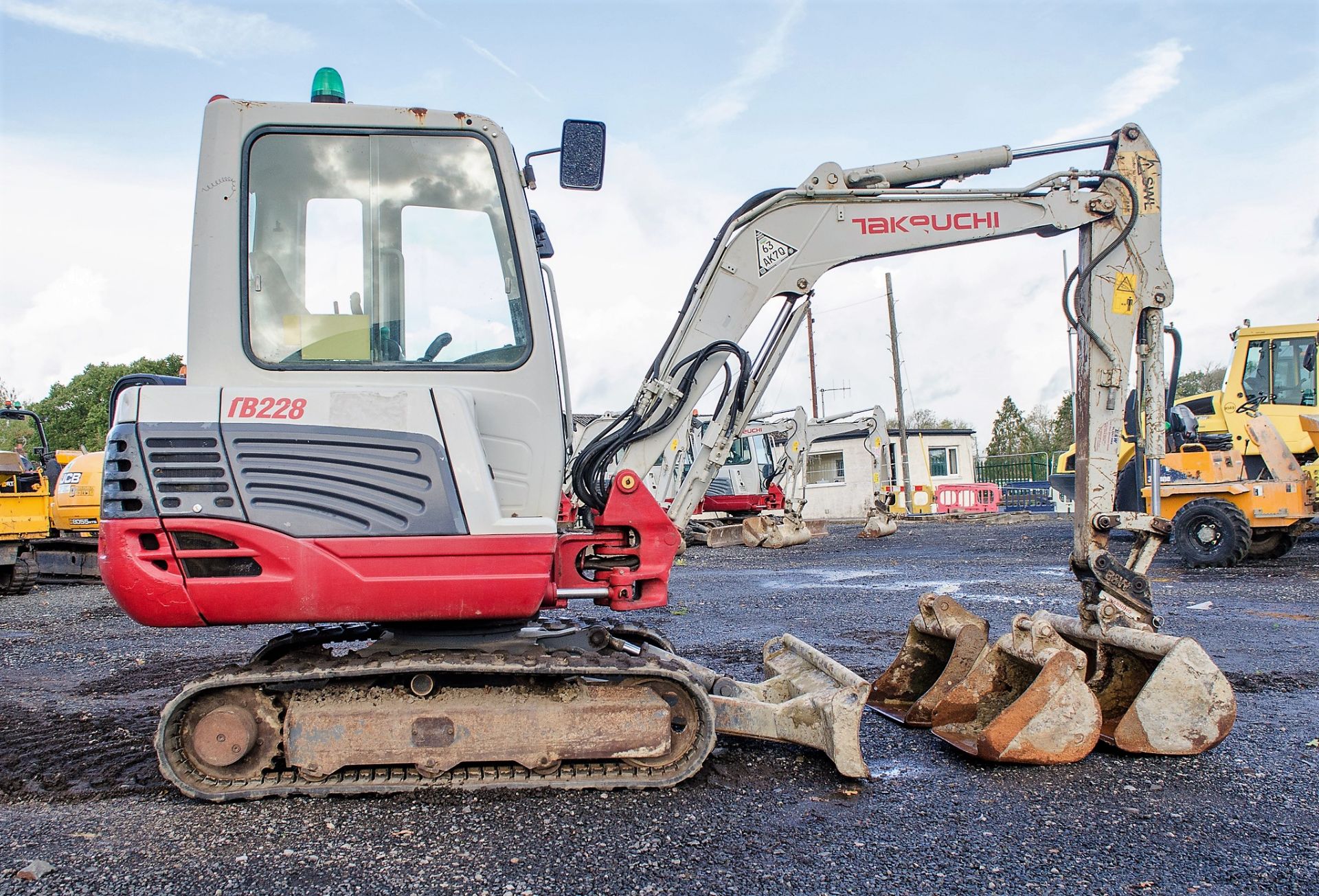 Takeuchi TB228 2.8 tonne rubber tracked excavator Year: 2015 S/N: 122804168 Recorded Hours: 3977 - Image 8 of 20