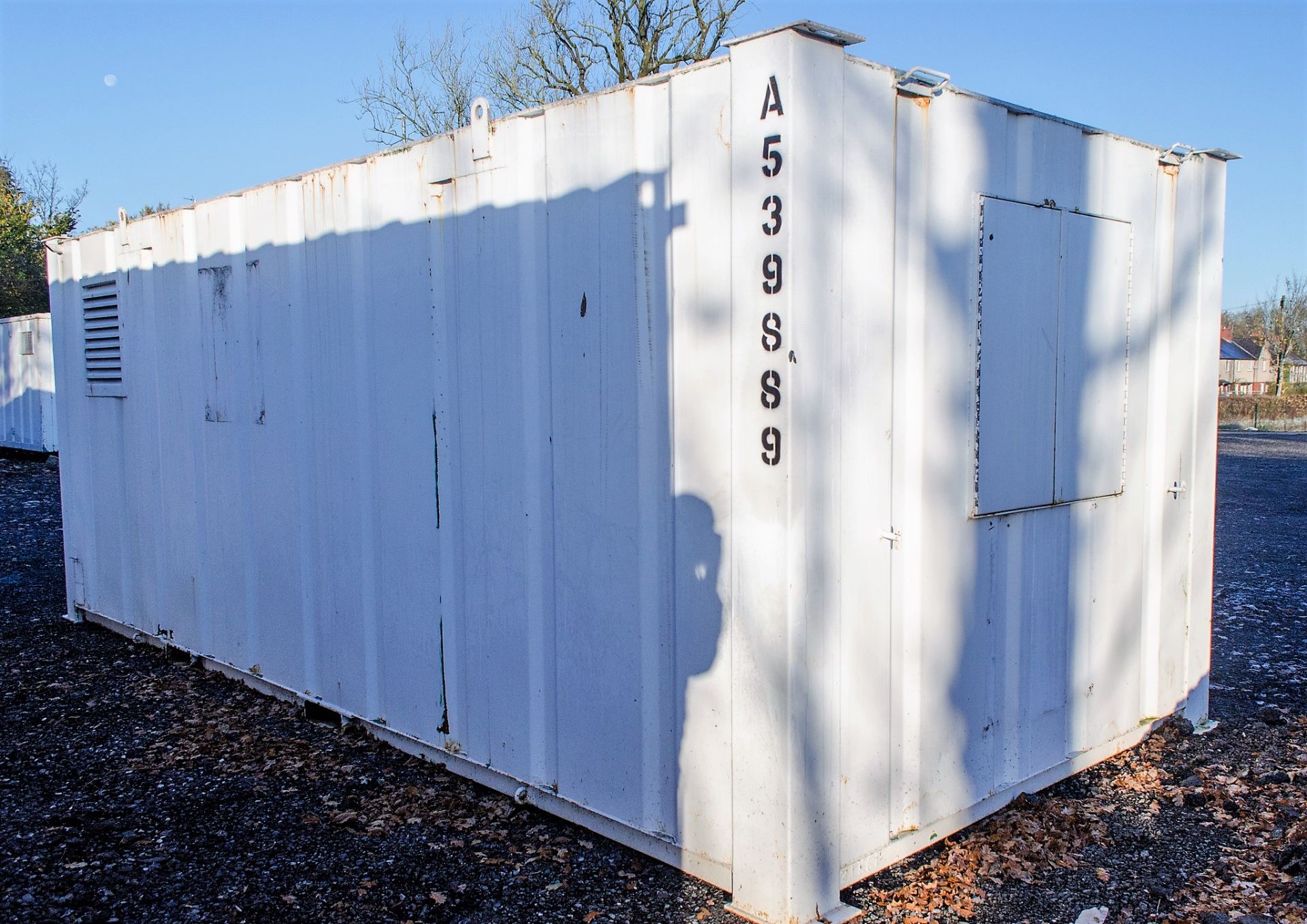 21ft x 9ft steel anti vandal welfare site unit Comprising of: canteen area, toilet & generator - Image 4 of 12