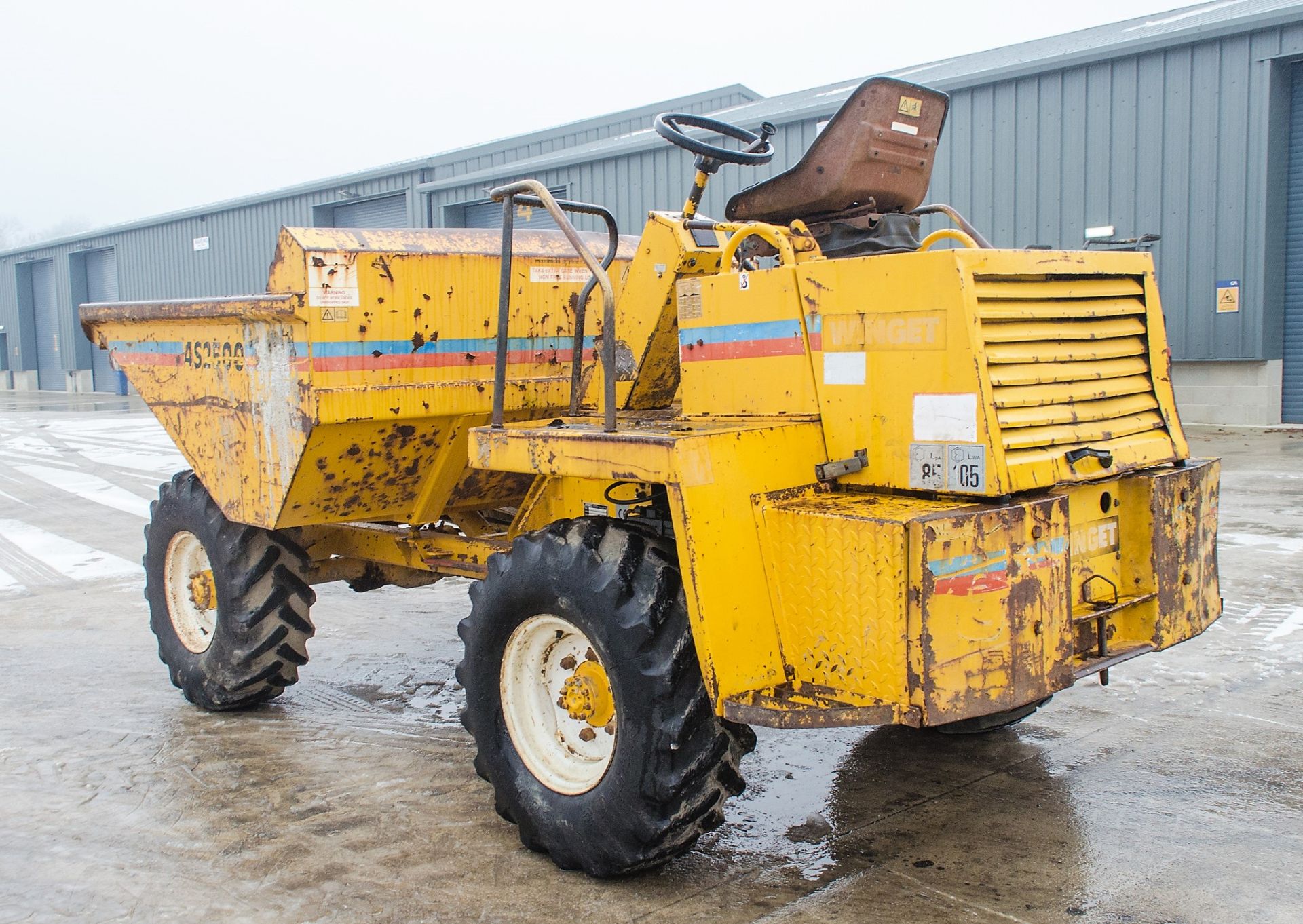 Winget 4S2500 2.5 tonne straight skip dumper Year: 1995 S/N: 25004 Recorded Hours: Not displayed ( - Image 4 of 23