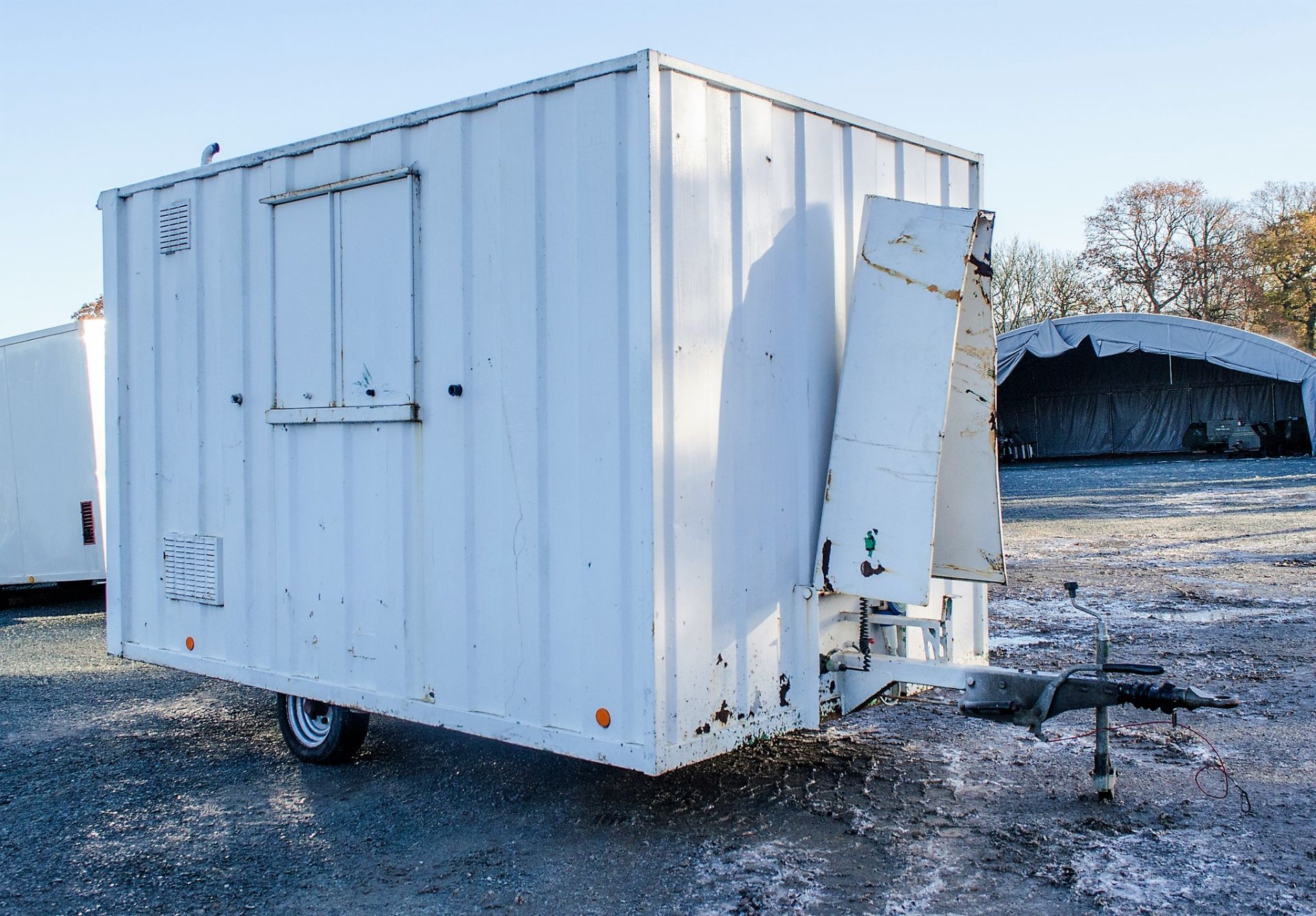Groundhog 12' x 8' fast tow mobile welfare unit comprising; generator room, canteen area and W.C. - Image 2 of 10