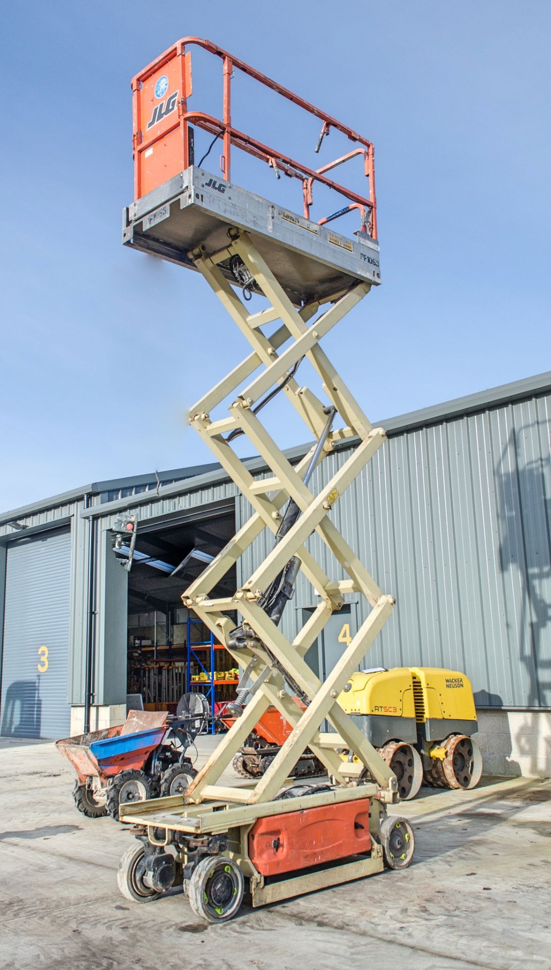 JLG 1930ES battery electric scissor lift Year: 2010 S/N: 1200023651 Recorded hours: 49 PF1053 - Image 5 of 9