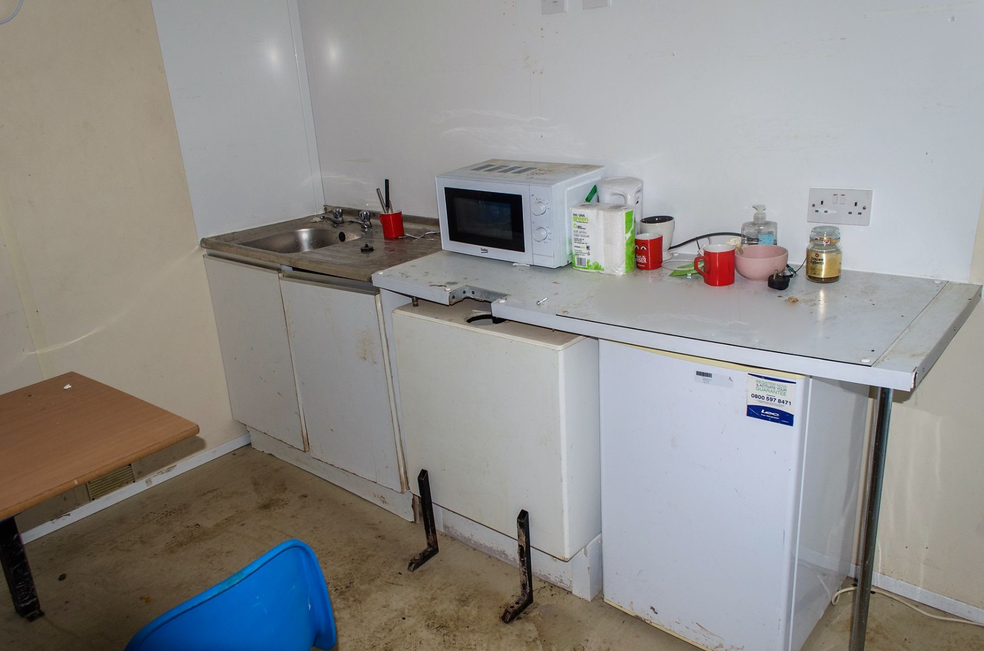 21ft x 9ft steel anti vandal welfare site unit Comprising of: canteen area, toilet & generator - Image 7 of 12