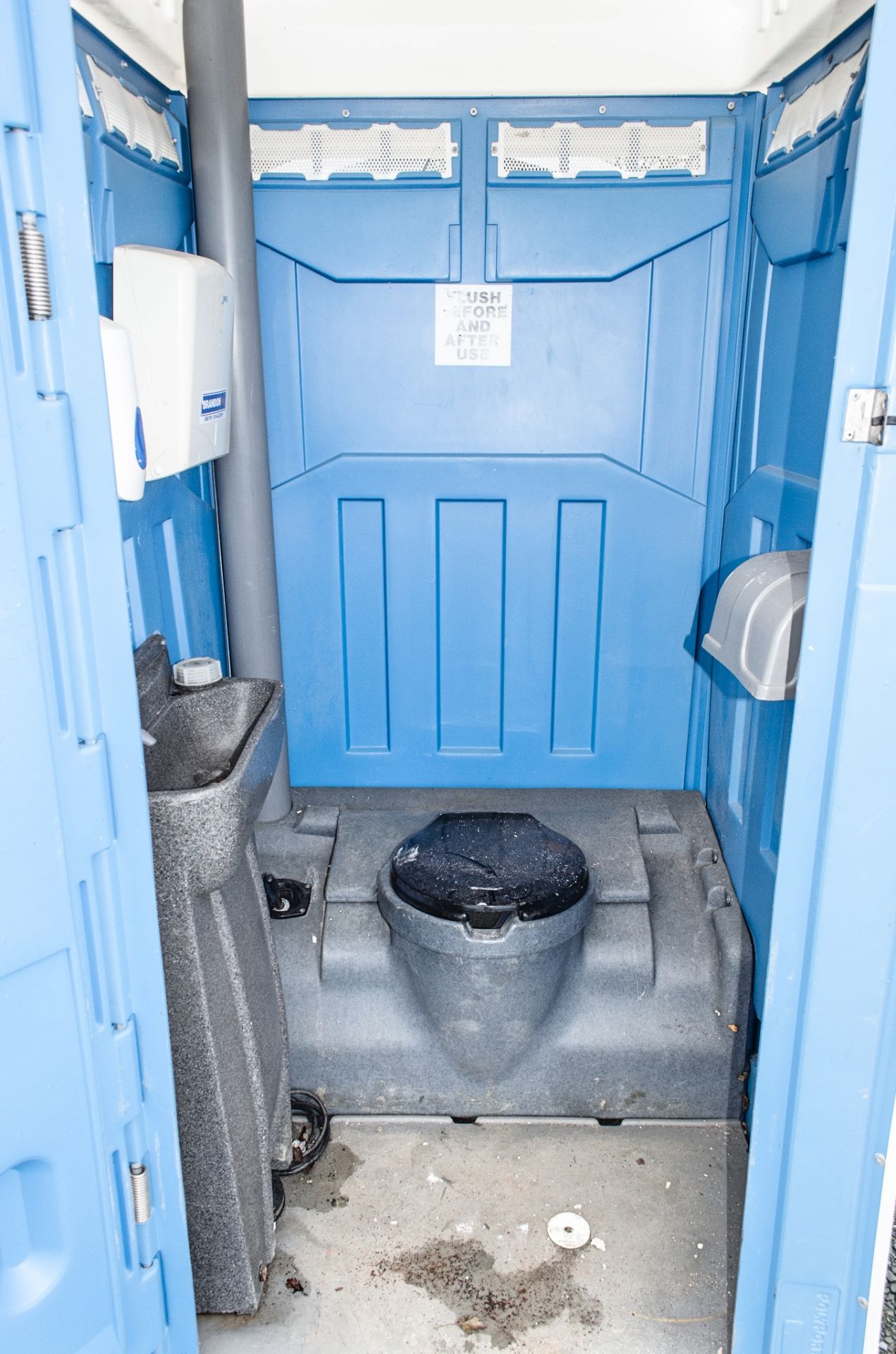 Portable plastic toilet unit 13860127 - Image 3 of 3