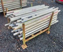 Stillage of various length scaffold poles