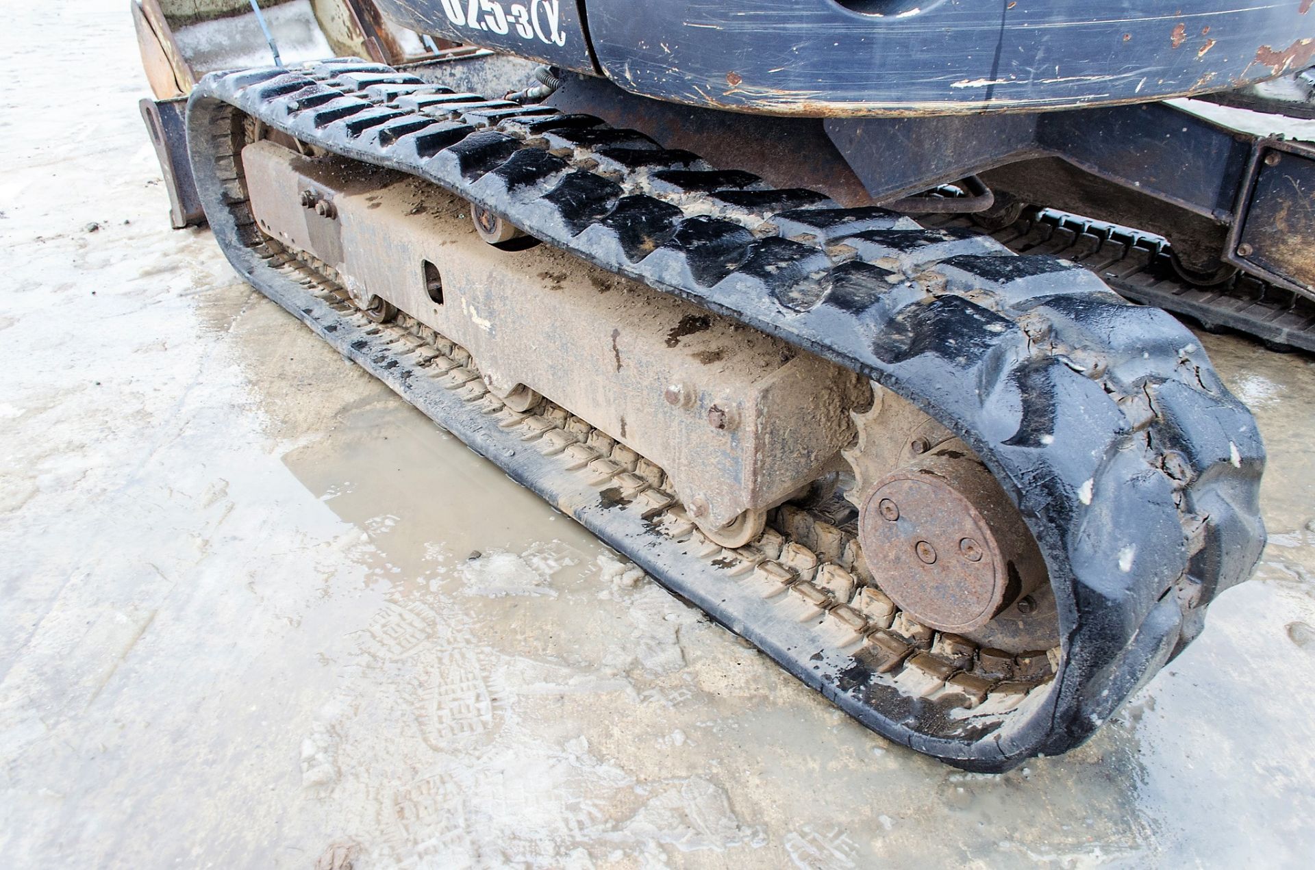 Kubota U25-3 2.5 tonne rubber tracked mini excavator Year: 2011 S/N: 24150 Recorded Hours: 4290 - Image 10 of 21