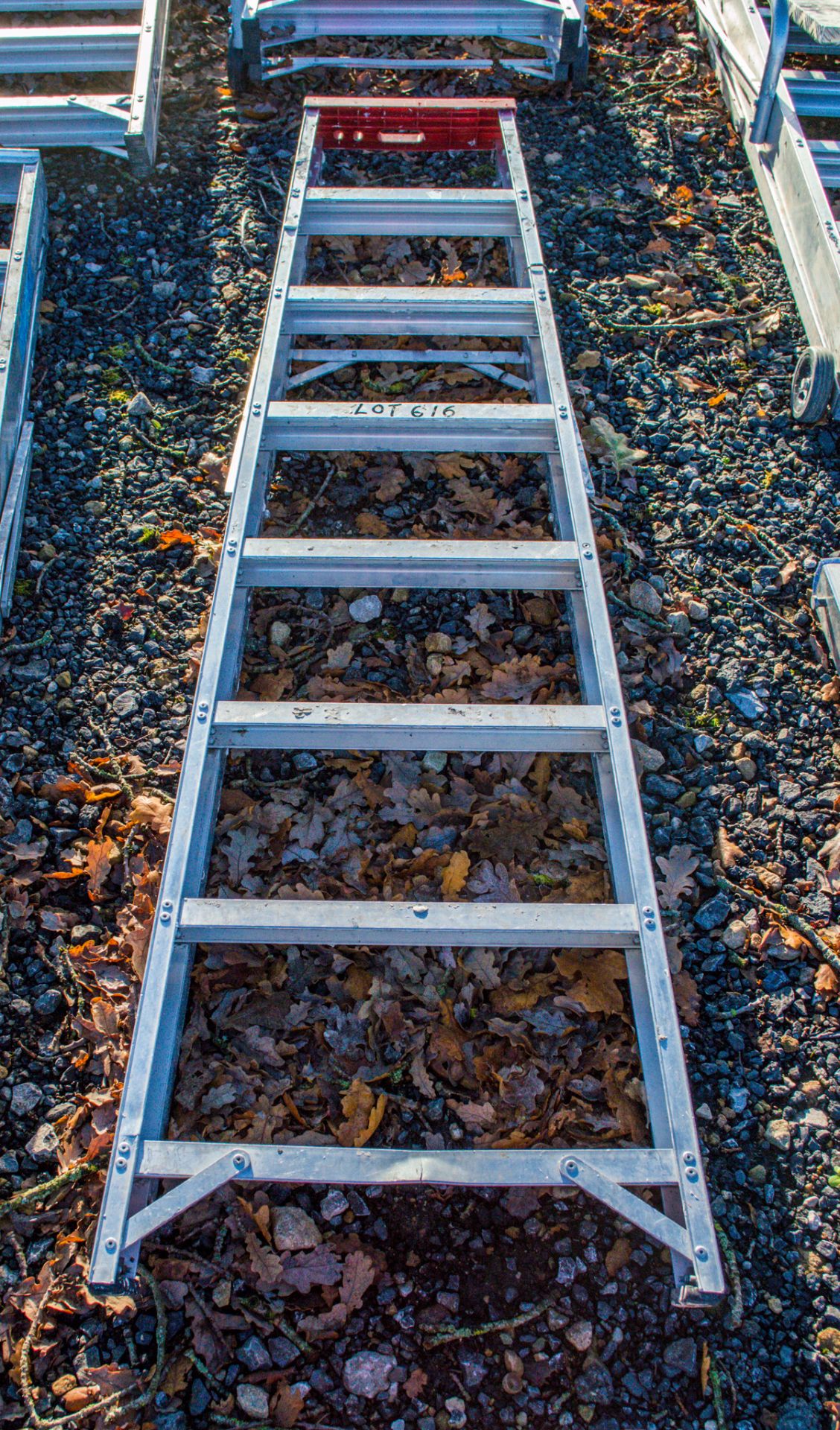 8 tread aluminium step ladder 1610-LYT-0325