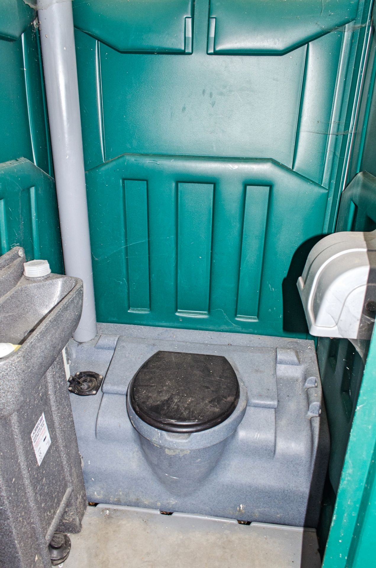 Portable plastic toilet unit 13867041 - Image 3 of 3