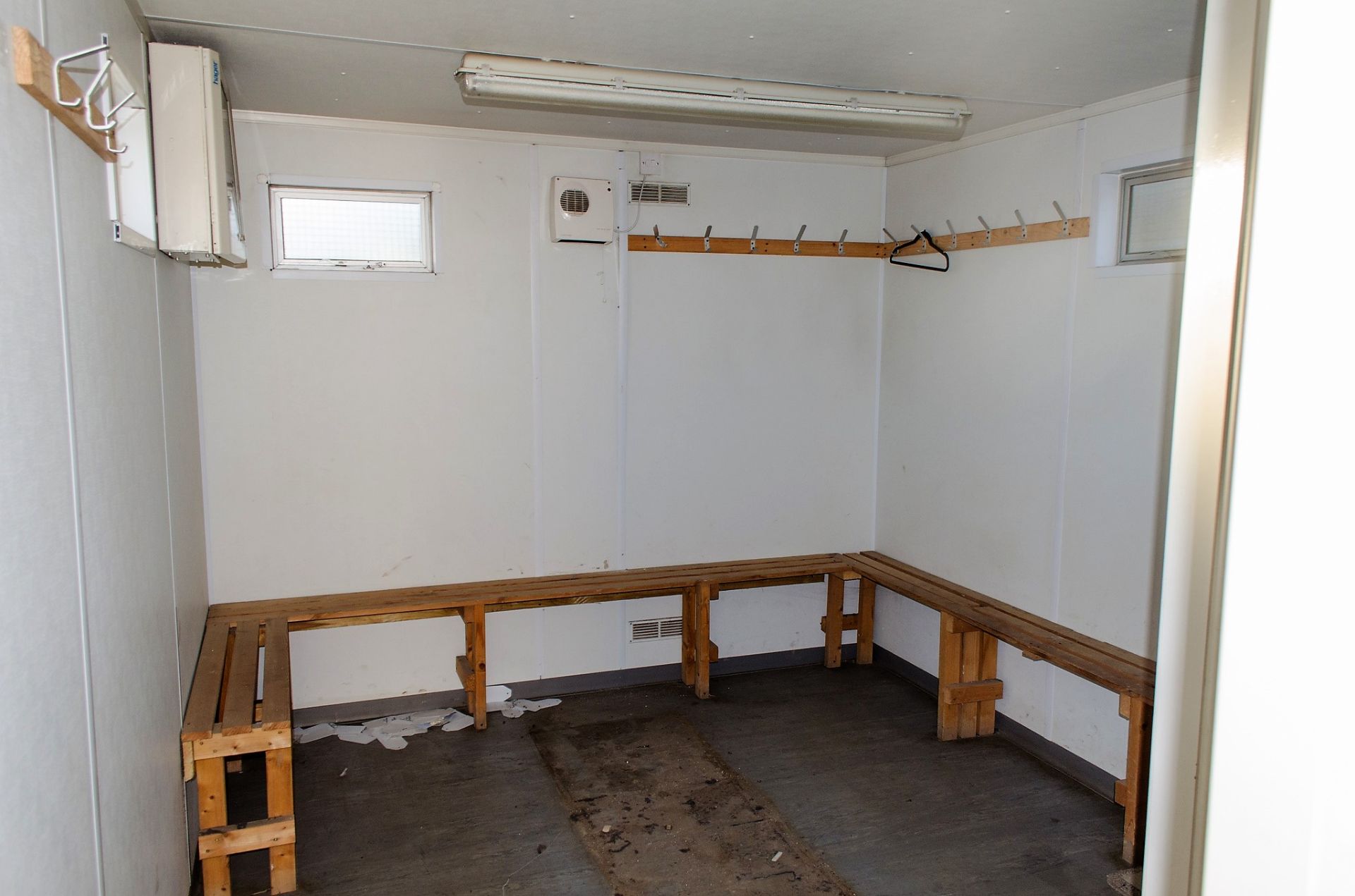 32ft x 9ft steel anti vandal shower site unit Comprising of 8 shower cubicles & changing area c/w - Image 6 of 8