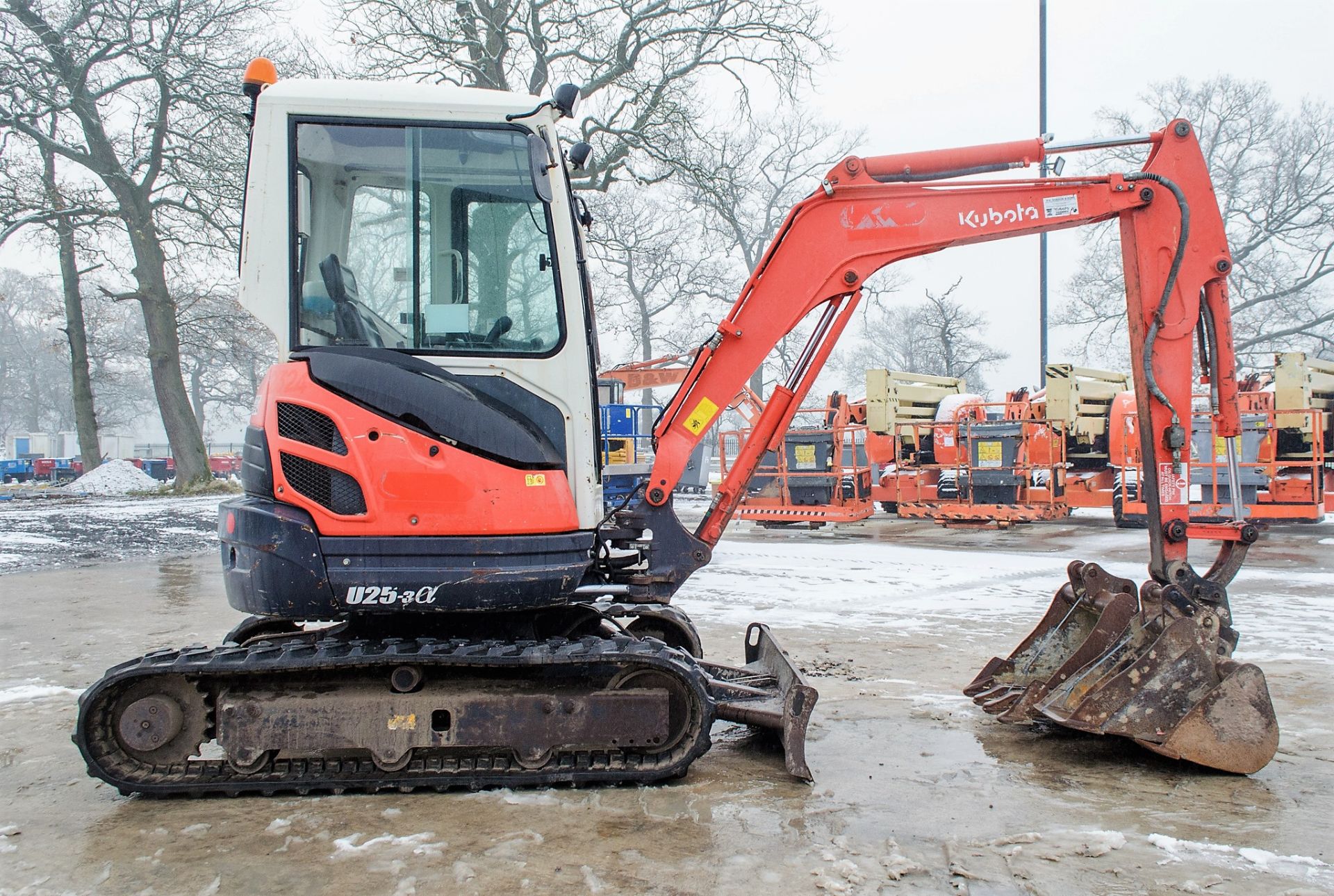 Kubota U25-3 2.5 tonne rubber tracked mini excavator Year: 2011 S/N: 24150 Recorded Hours: 4290 - Image 8 of 21