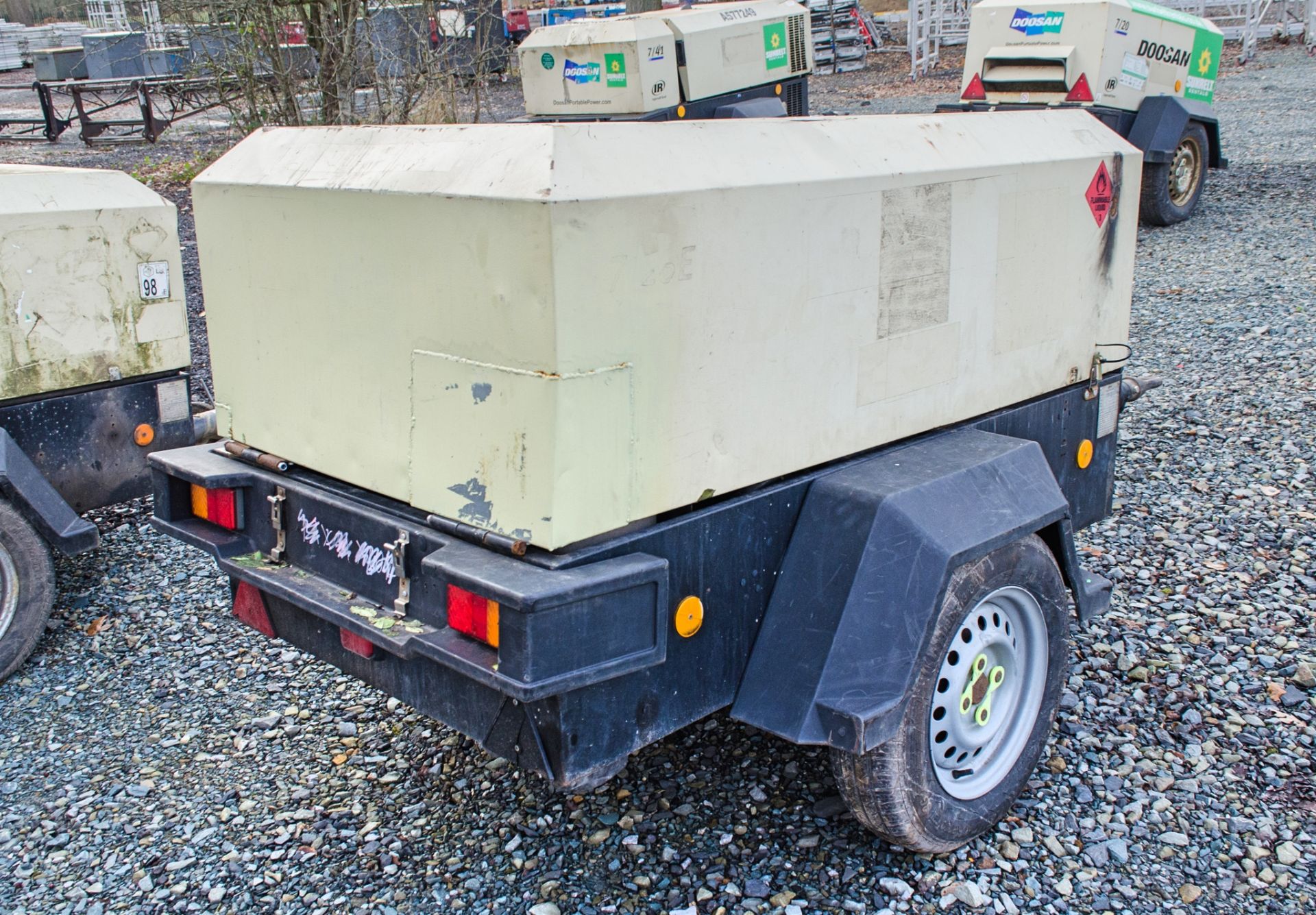 Doosan 726E diesel driven fast tow mobile air compressor/generator Year: 2012 S/N: 109808 Recorded - Image 2 of 6