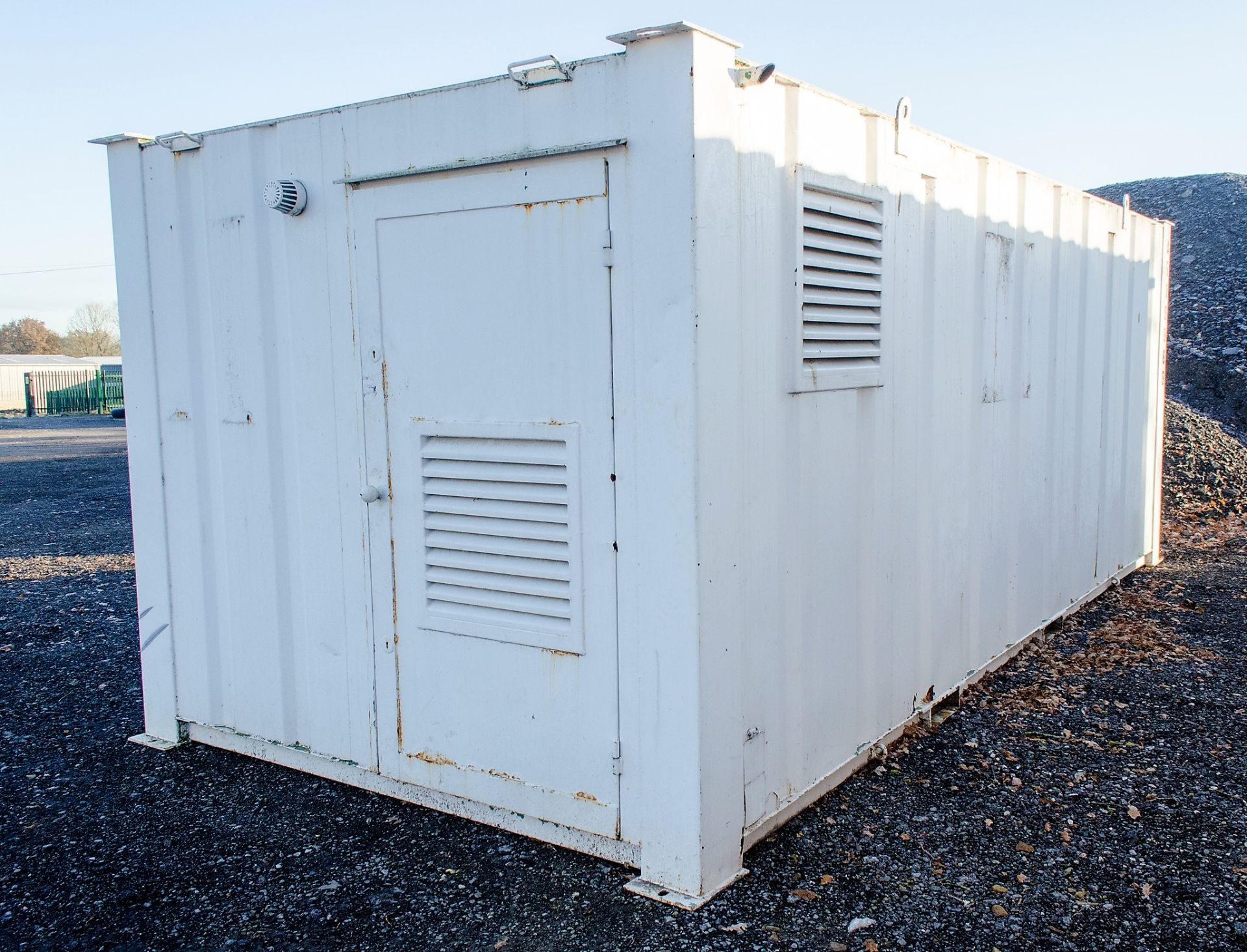 21ft x 9ft steel anti vandal welfare site unit Comprising of: canteen area, toilet & generator - Image 3 of 12