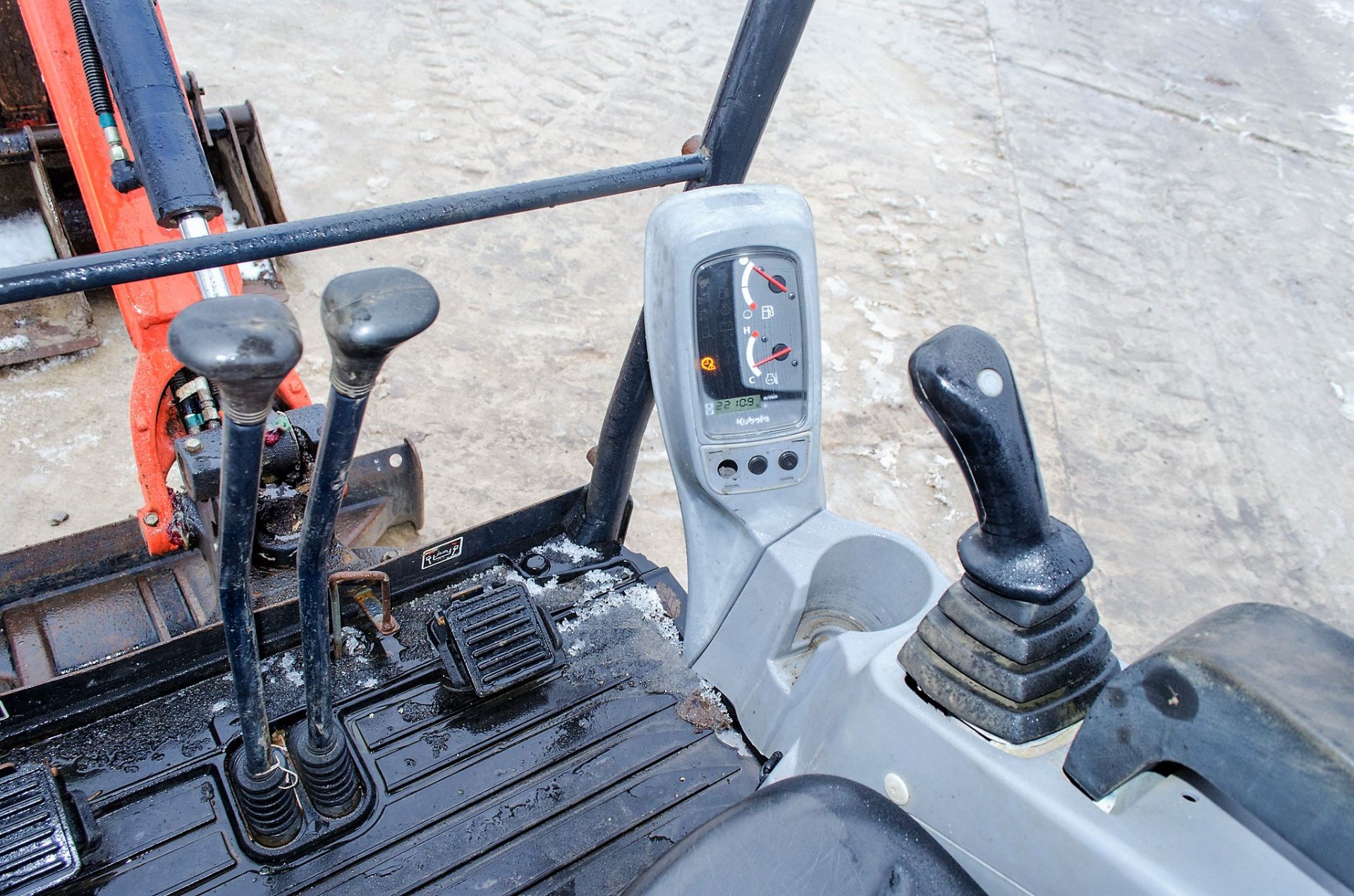 Kubota KX15-4 1.5 tonne rubber tracked mini excavator Year: 2015 S/N: 58748 Recorded Hours: 2210 - Image 18 of 20