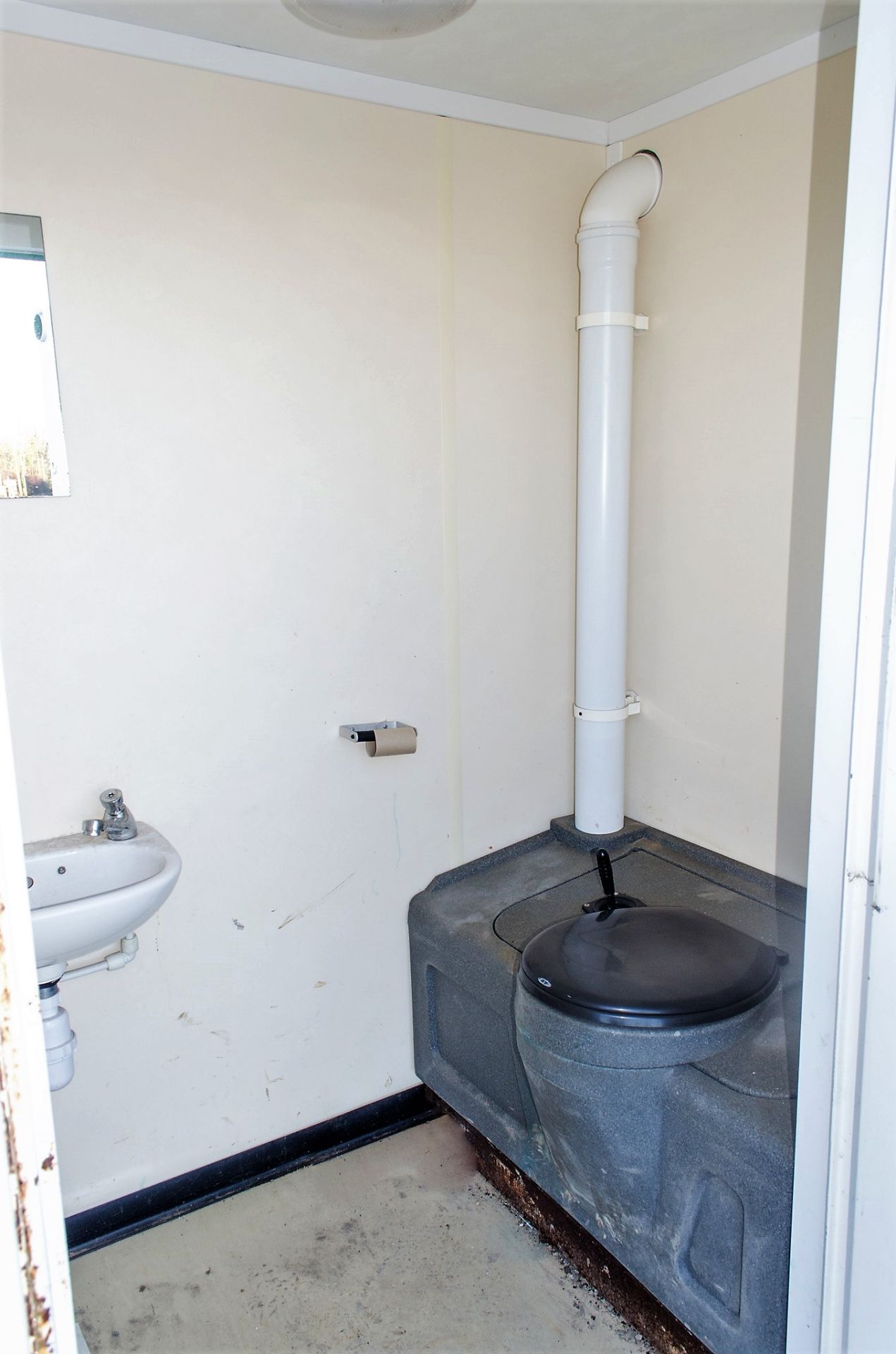 21ft x 9ft steel anti vandal welfare site unit Comprising of: canteen area, toilet & generator - Image 8 of 12