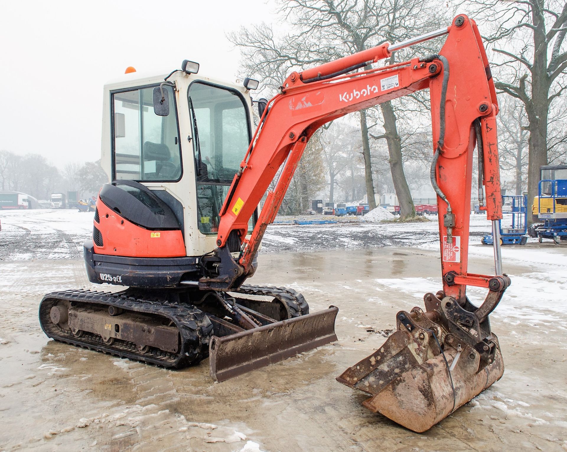 Kubota U25-3 2.5 tonne rubber tracked mini excavator Year: 2011 S/N: 24150 Recorded Hours: 4290 - Image 2 of 21