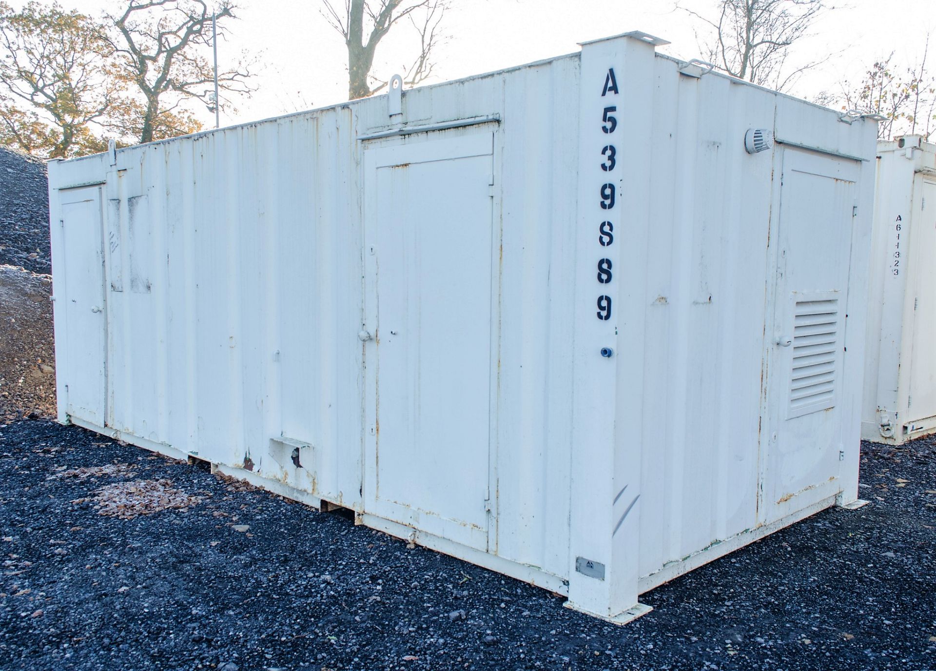 21ft x 9ft steel anti vandal welfare site unit Comprising of: canteen area, toilet & generator - Image 2 of 12