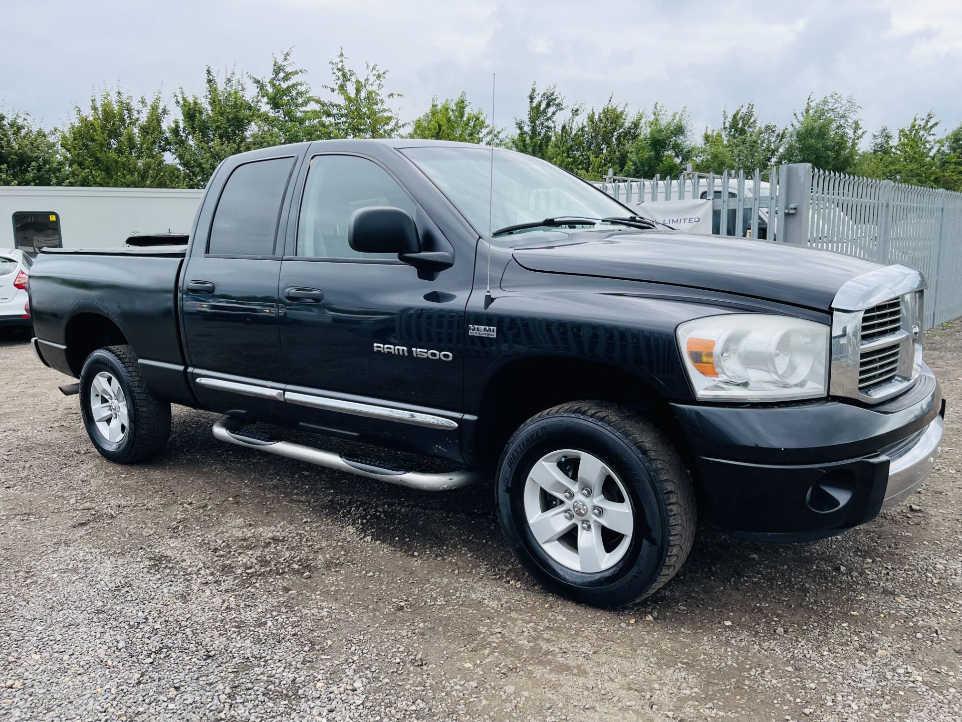 ** ON SALE **Dodge Ram 1500 5.7L Hemi V8 4X4 Quad-Cab *Laramie Spec* Fresh Import * - Air con - - Image 18 of 28