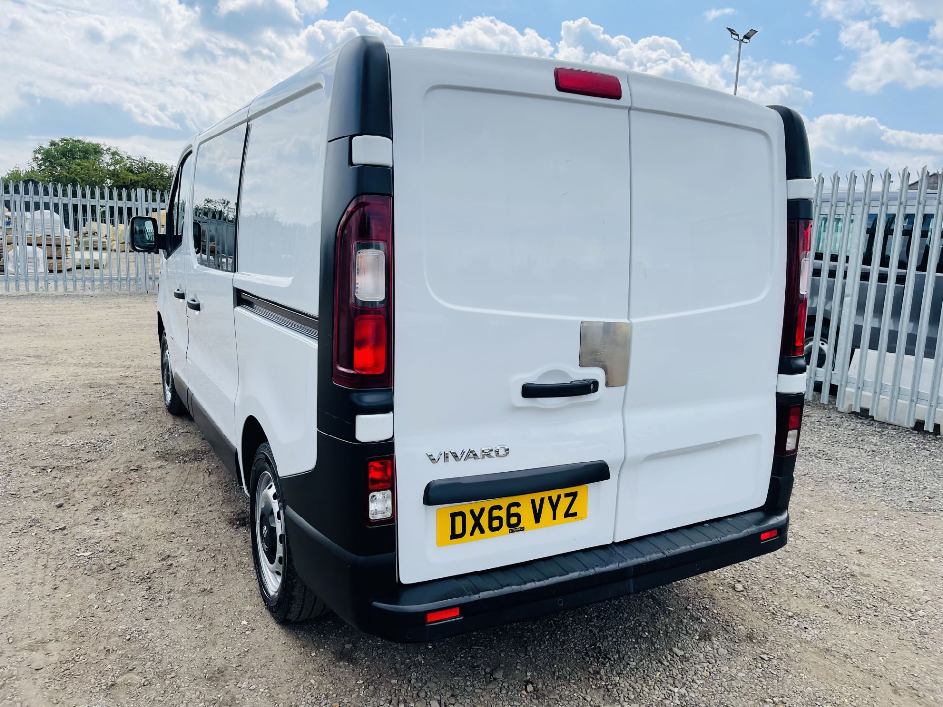 ** ON SALE **Vauxhall Vivaro, 2900 BT CDTI ECOFLEX SS, L2 H1 **Manual** Sat Nav 'Only Done 49,580 - Image 9 of 17