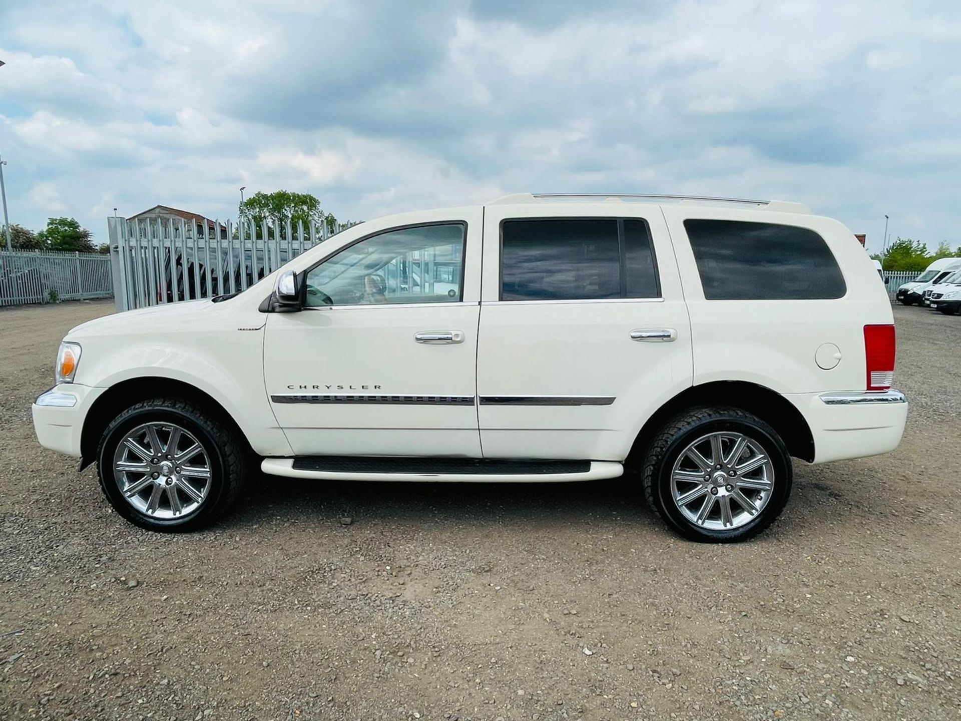 Chrysler Aspen 5.7 Hemi 2008 Limited Spec ( 2008 Year ) SUV 'AWD' 7 seats - LHD - NO VAT SAVE 20% - Image 6 of 20