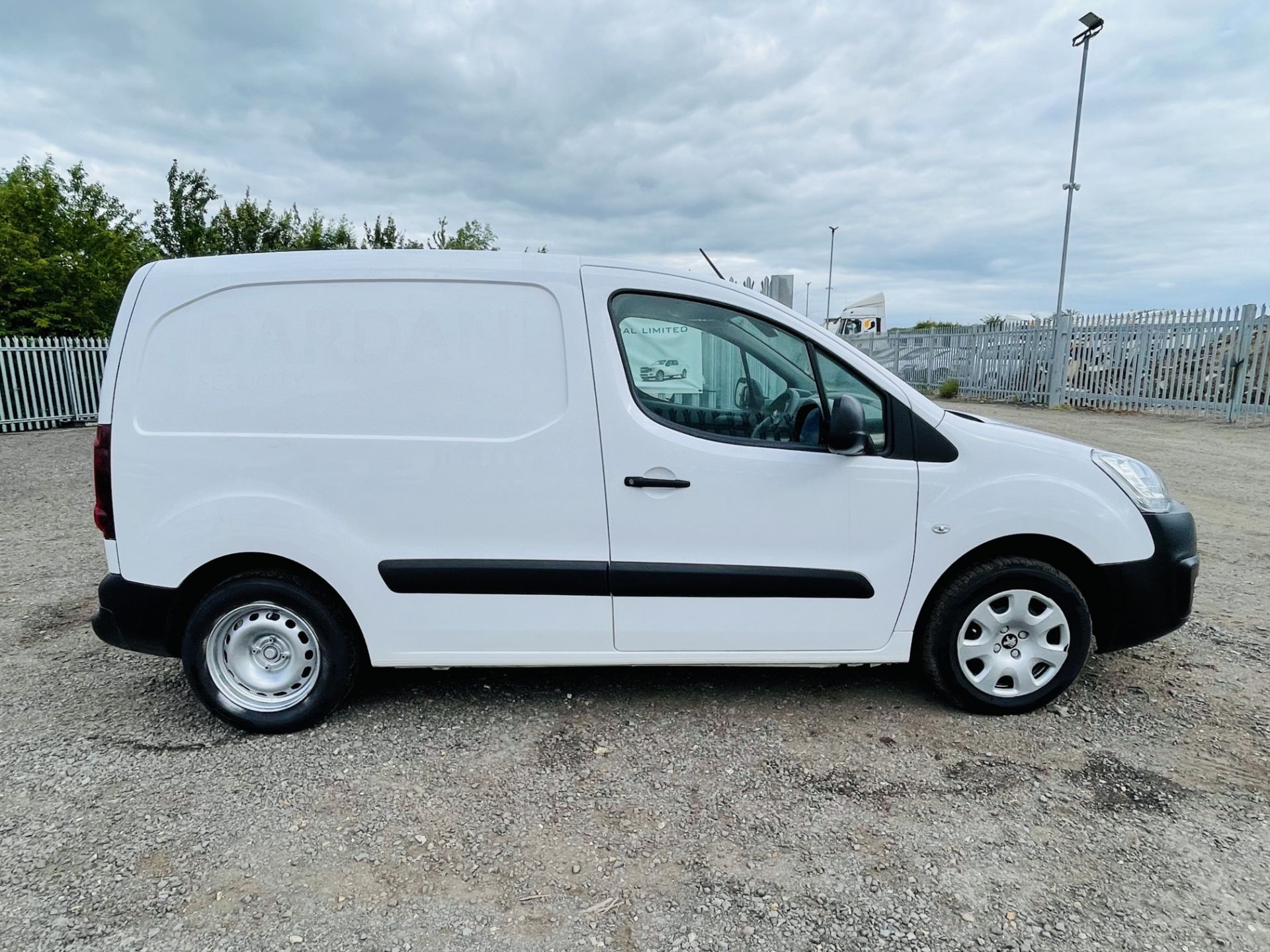 Peugeot Partner 1.6 Blue HDI Profession L1 H1 2018 '18 Reg' Air con' Sat nav - ULEZ Compliant - Image 12 of 17