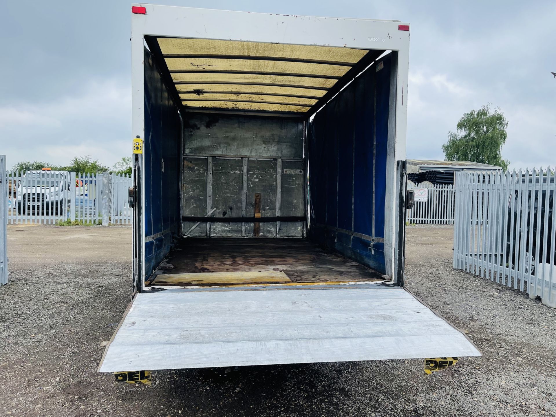 ** ON SALE **Iveco Daily 35S11 L2 2010 '60 Reg' Curtainsider Luton ** Tail-Lift** Automatic -3 seats - Image 11 of 18