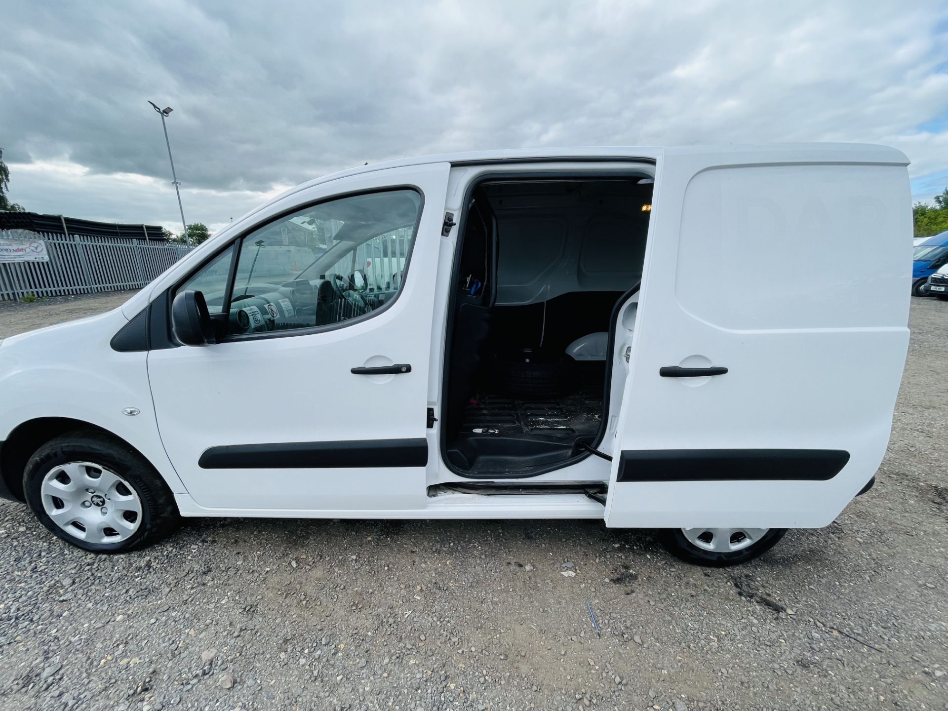 Peugeot Partner 1.6 Blue HDI Profession L1 H1 2018 '18 Reg' Air con' Sat nav - ULEZ Compliant - Image 7 of 17