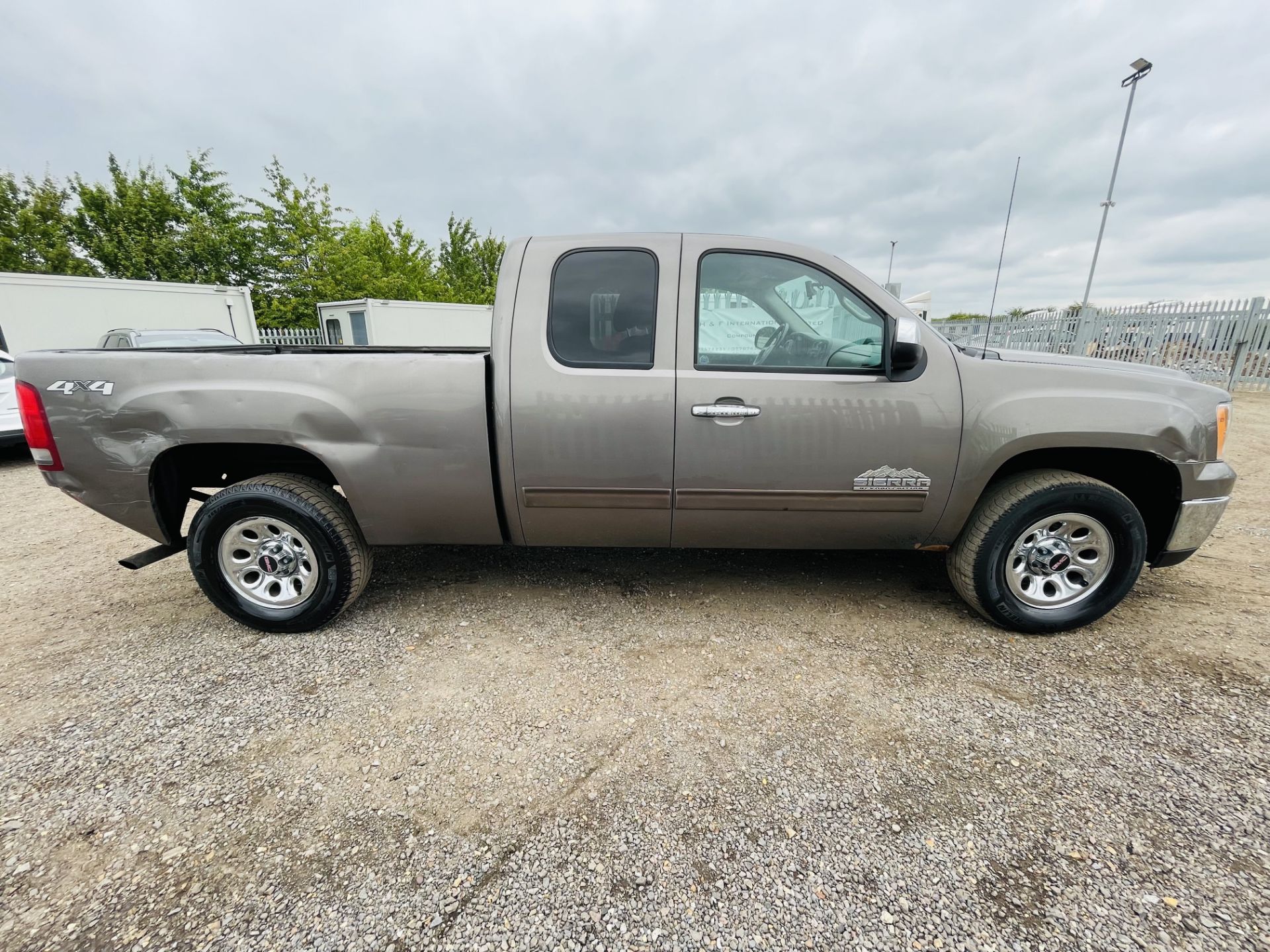 GMC Sierra 1500 4.8L V8 Flex-Fuel SL 4WD 'Nevada Edition' *2013 Year* Fresh Import - NO VAT SAVE 20% - Image 7 of 20