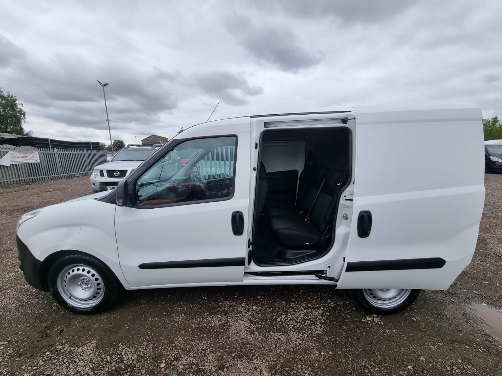 ** ON SALE ** Vauxhall Combo 1.2 CDTI 2300 Combi ' Crew-Van' L1 H1 2014 '64 Reg' - 5 Seats - - Image 9 of 19