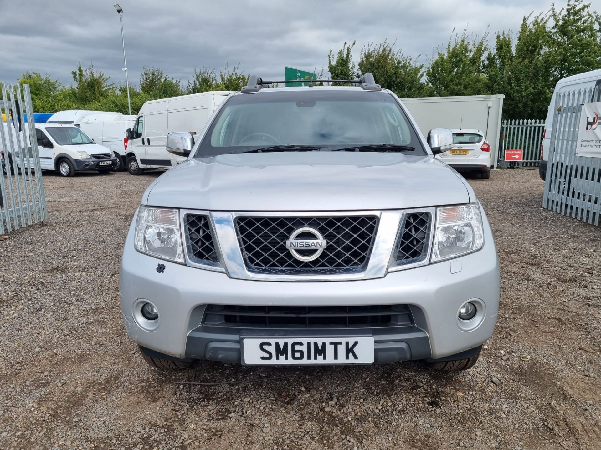 ** ON SALE ** Nissan Navara 2.5 DCI Tekna 185 4x4 **Automatic** 2011 '61 Reg' Sat Nav - Air con - - Image 2 of 16