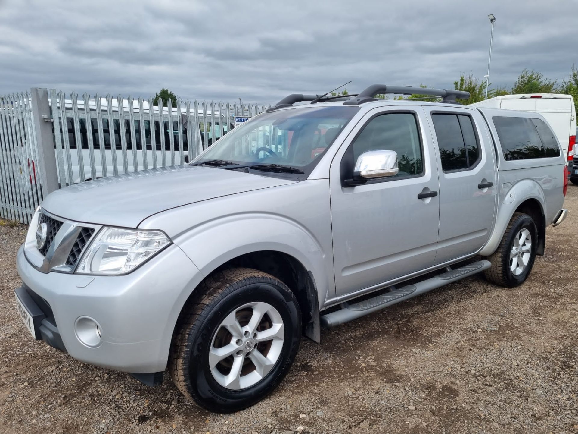 ** ON SALE ** Nissan Navara 2.5 DCI Tekna 185 4x4 **Automatic** 2011 '61 Reg' Sat Nav - Air con - - Image 3 of 16