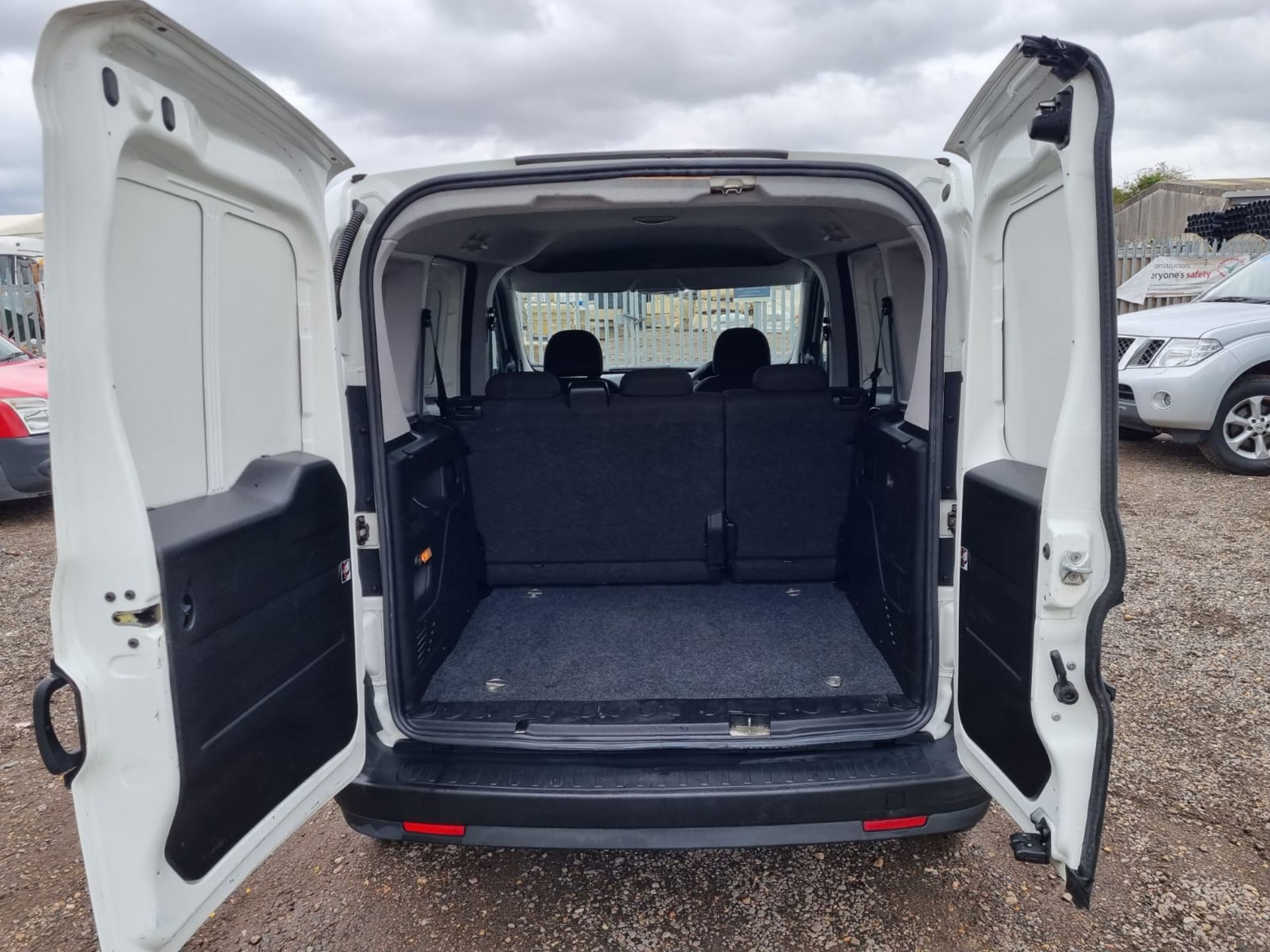 ** ON SALE ** Vauxhall Combo 1.2 CDTI 2300 Combi ' Crew-Van' L1 H1 2014 '64 Reg' - 5 Seats - - Image 11 of 19