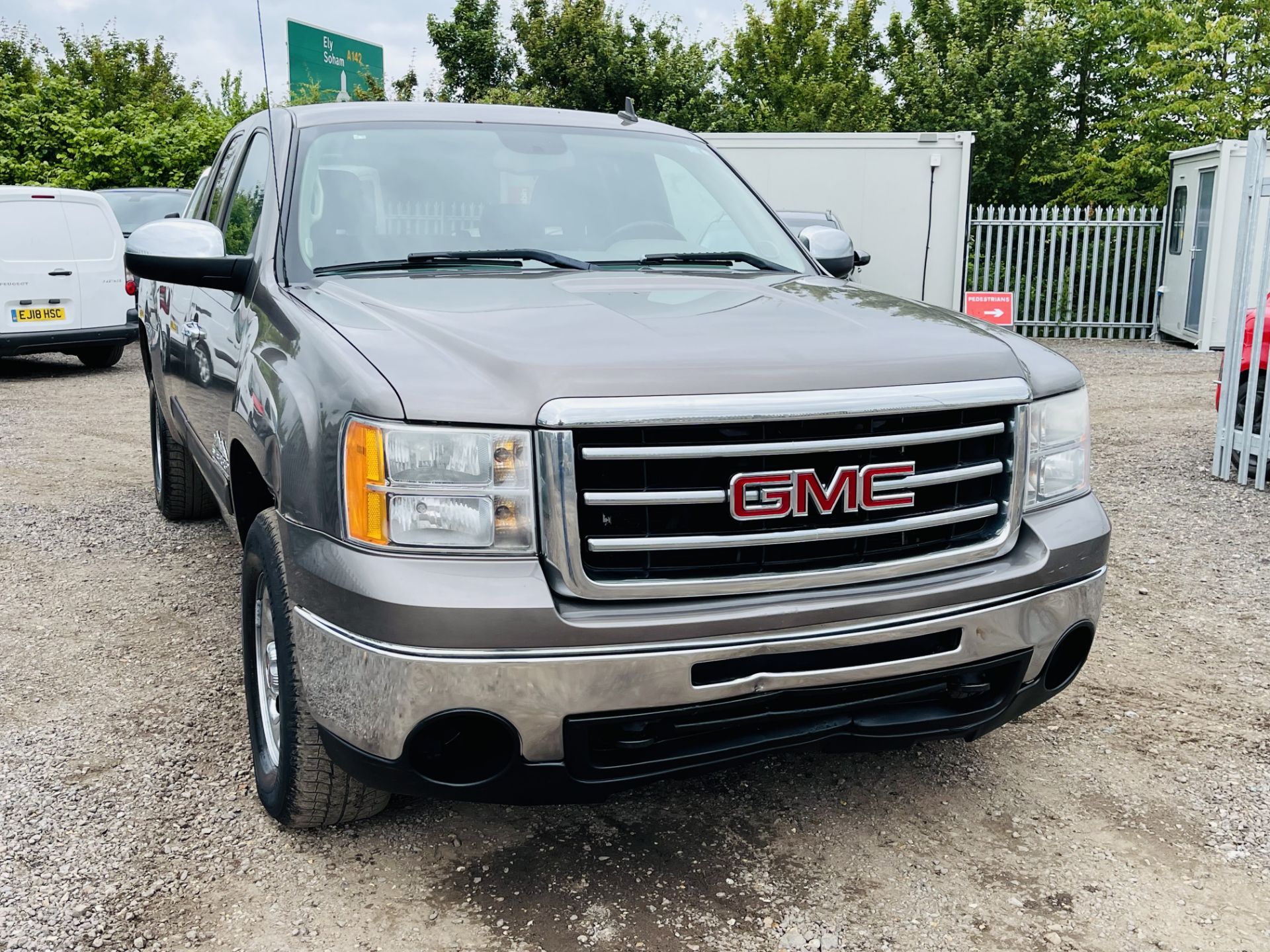 GMC Sierra 1500 4.8L V8 Flex-Fuel SL 4WD 'Nevada Edition' **2013 Year** ** NO VAT ** NO RESERVE ** - Image 2 of 20