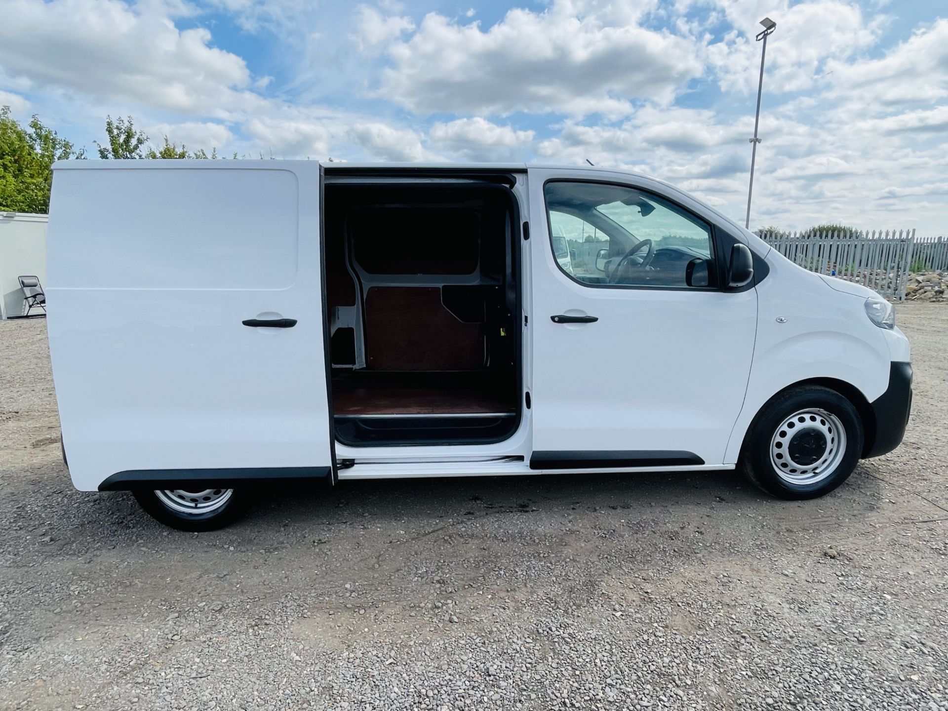 Peugeot Expert 1.6 Blue HDI Professional 2018 '18 Reg' Air con -Sat Nav-Euro 6b ** ULEZ Compliant ** - Image 15 of 21