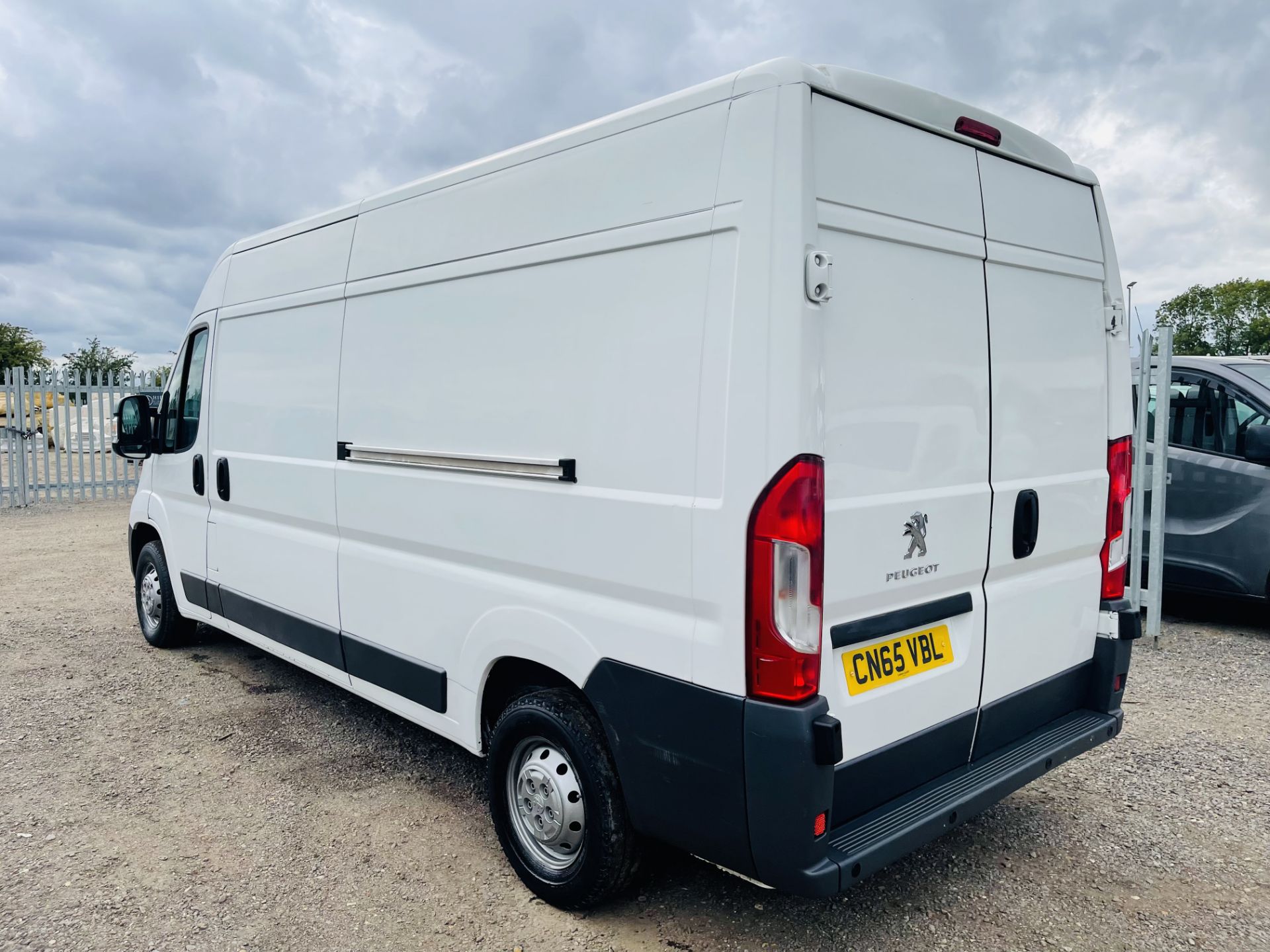 ** ON SALE ** Peugeot Boxer 2.2 HDI L3 H2 Professional 2015 '65 Reg' - Sat Nav - Air Con - - Image 11 of 21