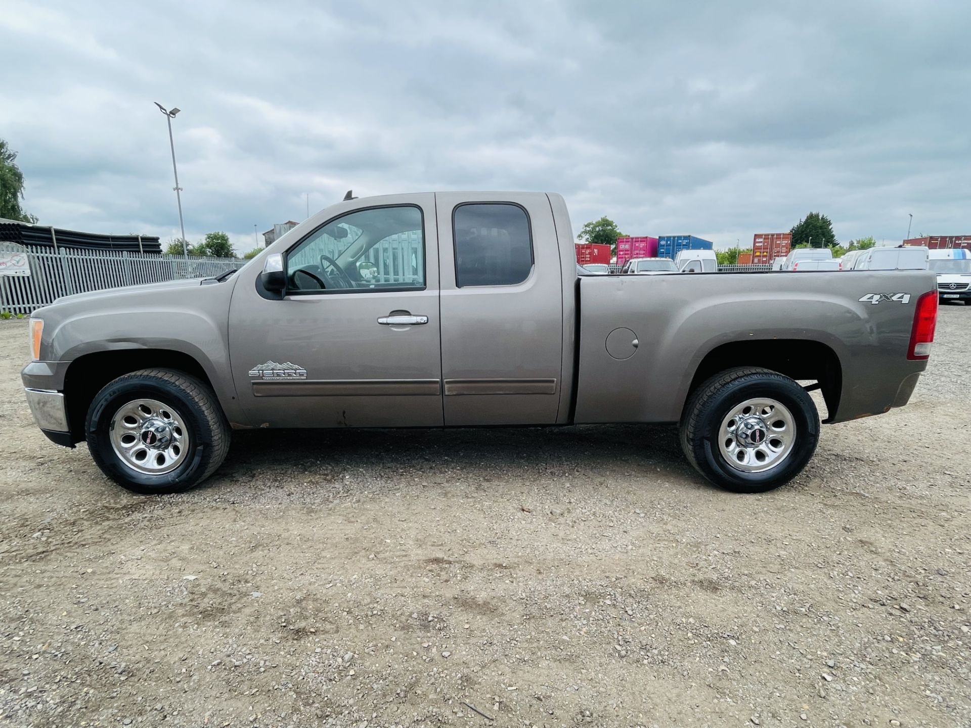 ** ON SALE ** GMC Sierra 1500 4.8L V8 Flex-Fuel SL 4WD 'Nevada Edition' **2013 Year** - Image 5 of 20