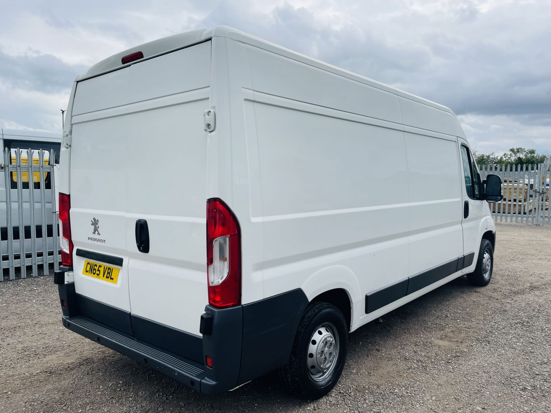 ** ON SALE ** Peugeot Boxer 2.2 HDI L3 H2 Professional 2015 '65 Reg' - Sat Nav - Air Con - - Image 14 of 21