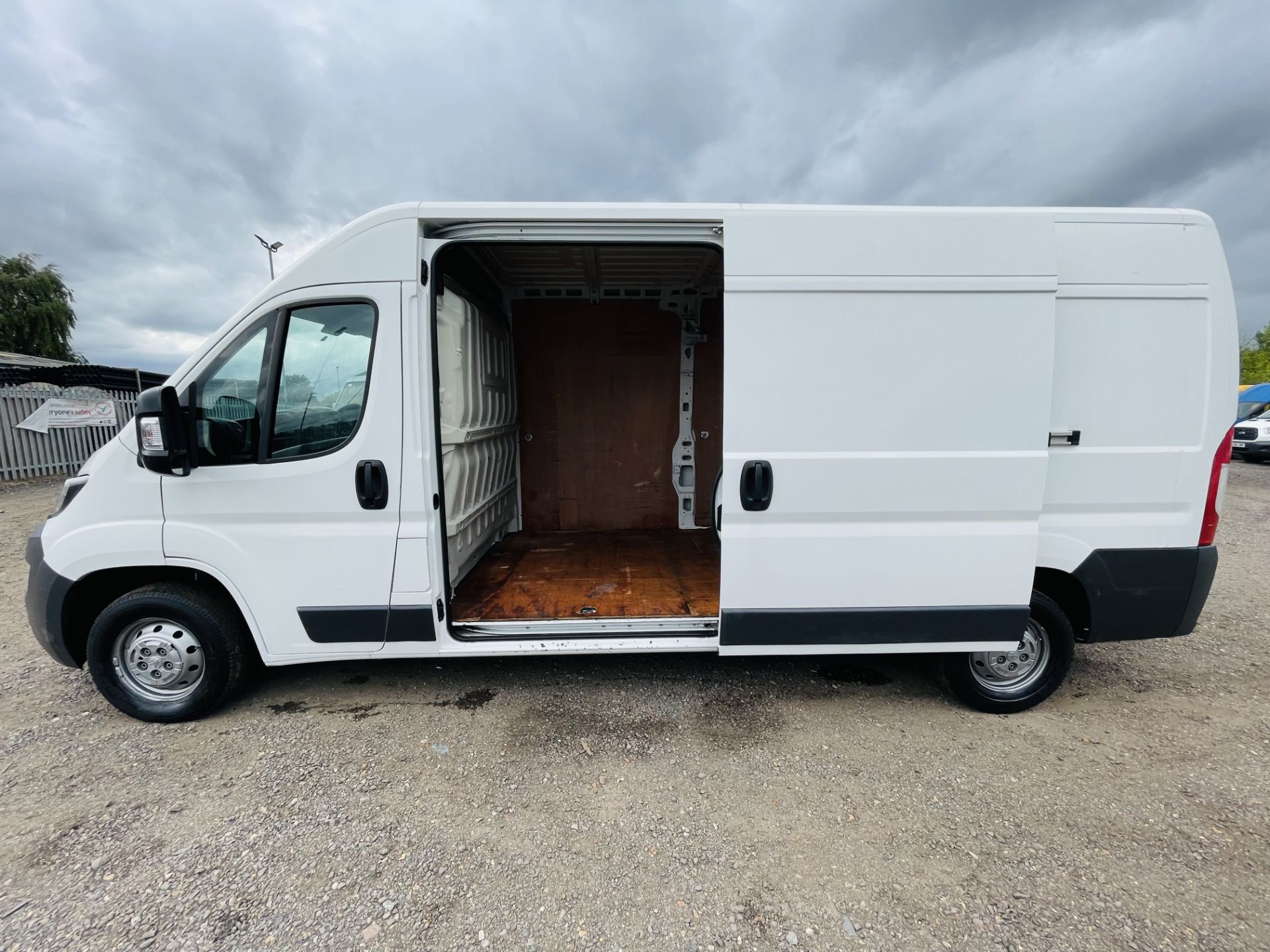 ** ON SALE ** Peugeot Boxer 2.2 HDI L3 H2 Professional 2015 '65 Reg' - Sat Nav - Air Con - - Image 10 of 21