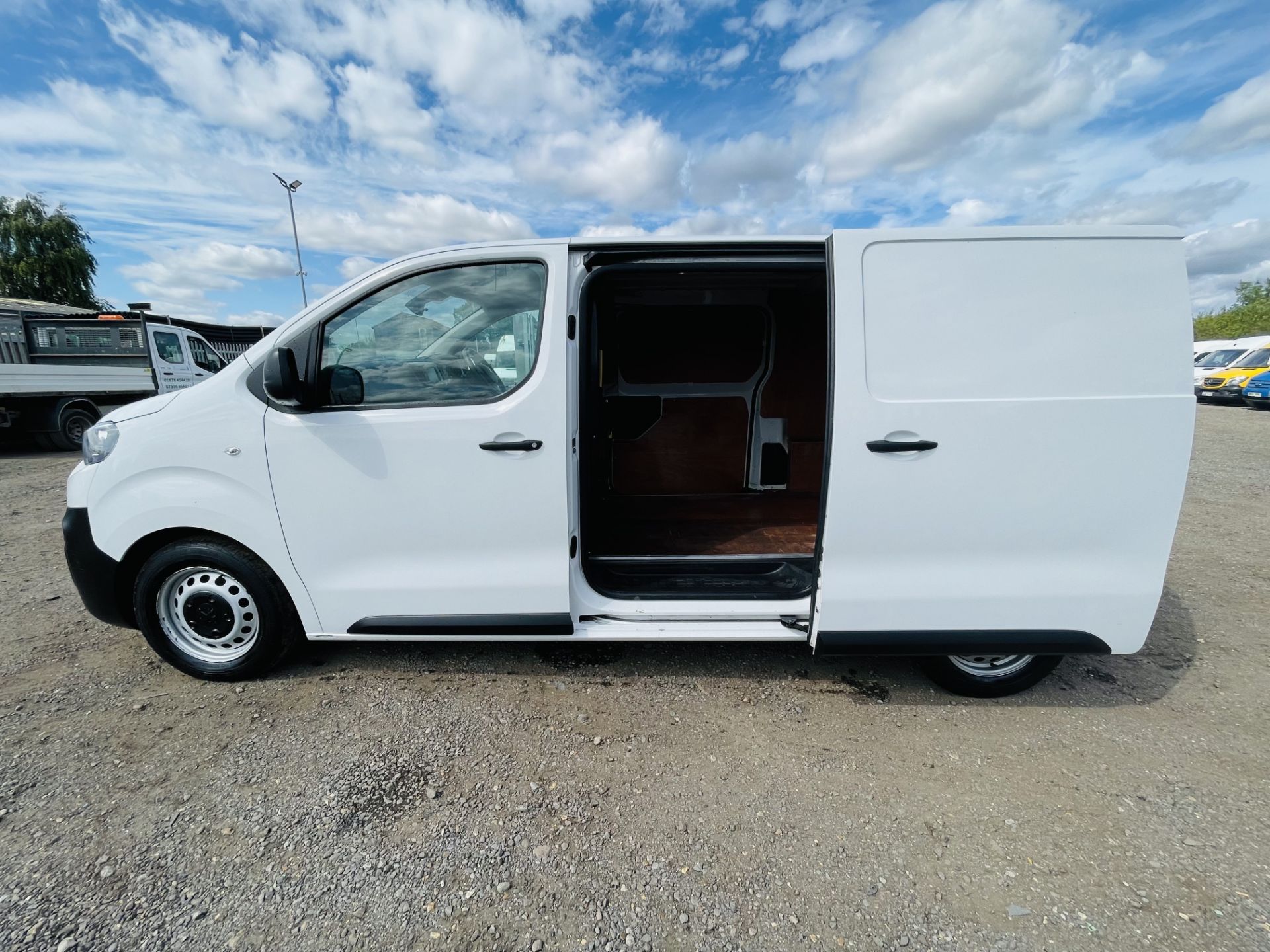 Peugeot Expert 1.6 Blue HDI Professional 2018 '18 Reg' Air con -Sat Nav-Euro 6b ** ULEZ Compliant ** - Image 9 of 21