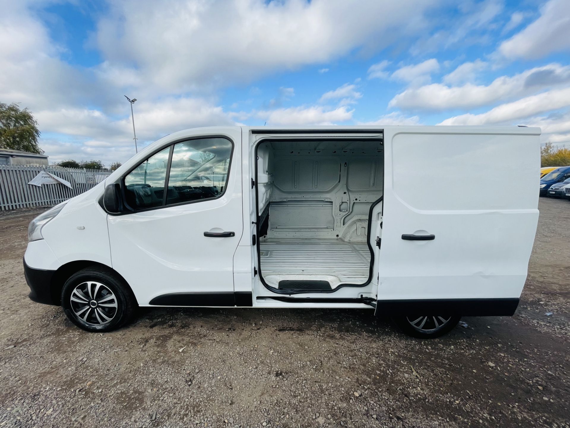 Renault Trafic SL27 Business 1.6 DCI Euro 6 2019 '19 Reg' ULEZ Compliant - Panel Van - Image 10 of 37