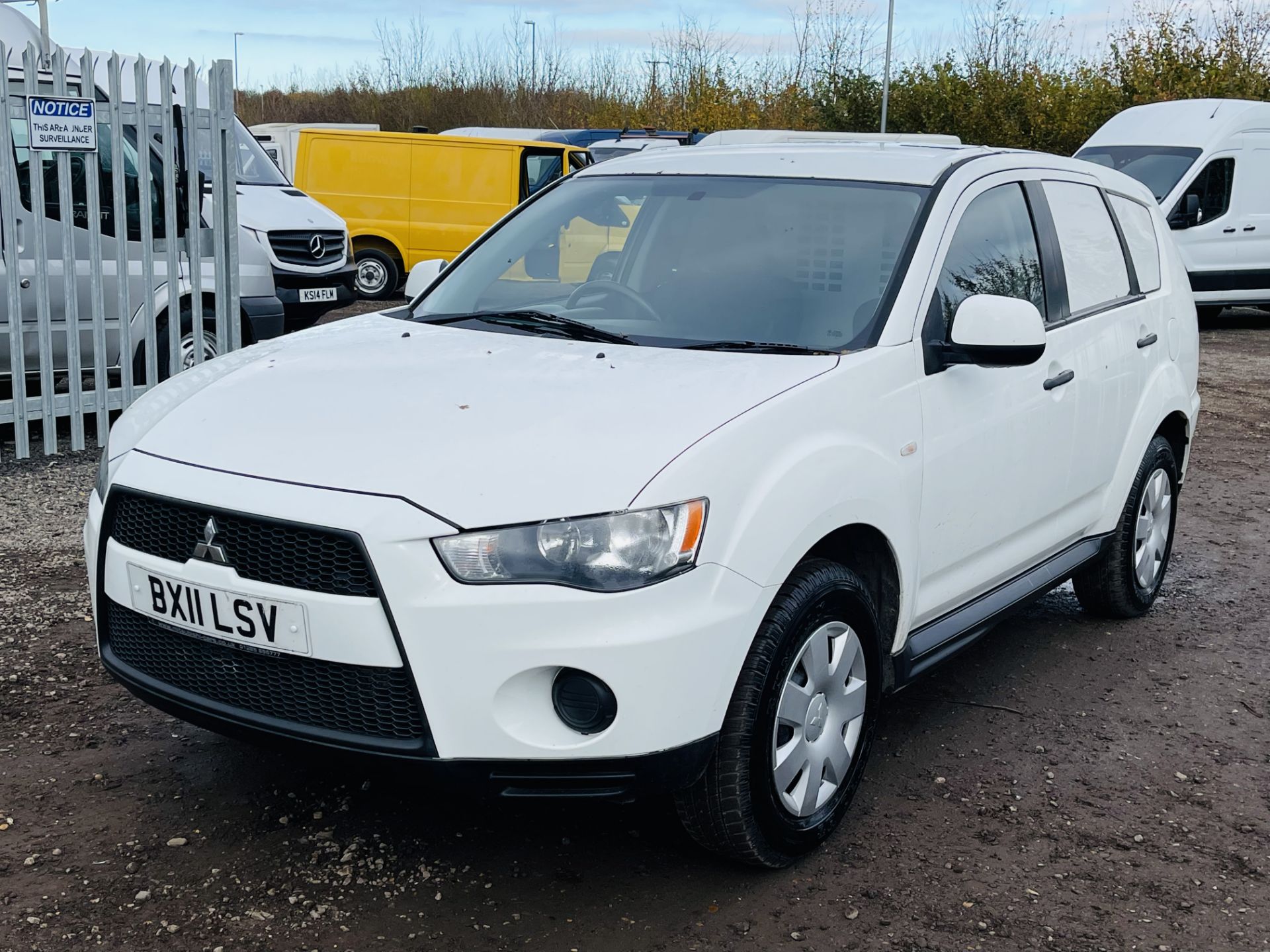 ** ON SALE **Mitsubishi Outlander GX 4Work 2.3 DI-D 177 2011 '11 Reg' - Air Con - 4WD - No Vat - Image 4 of 21