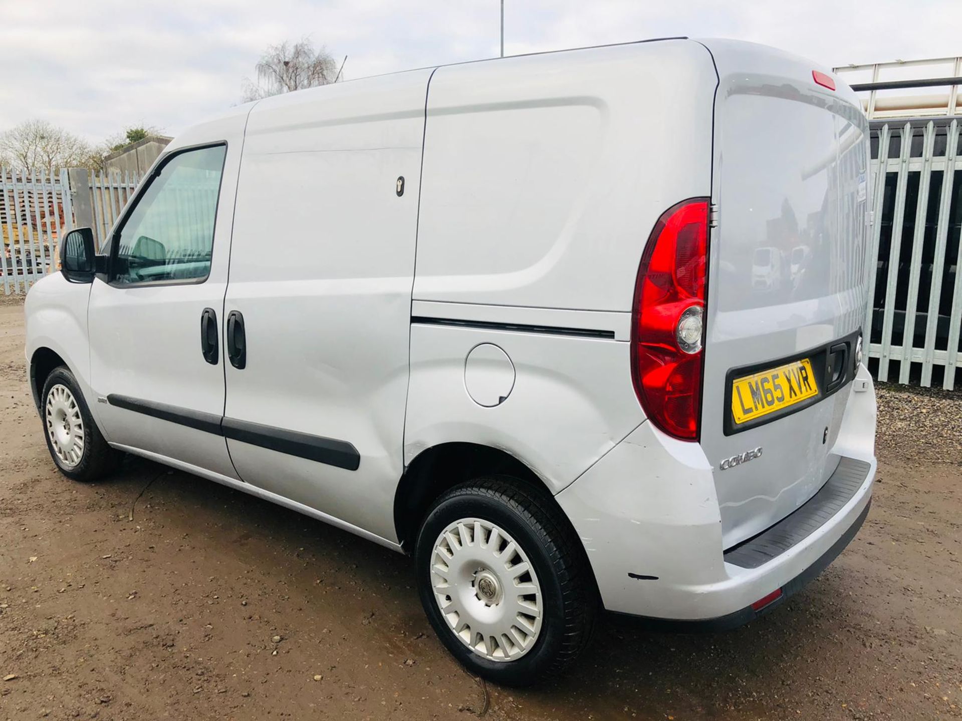 **ON SALE**Vauxhall Combo 1.3 CDTI 2000 L1 H1 ** Sportive ** 2015 '65 Reg' Air Con - Metallic Silver - Image 13 of 28