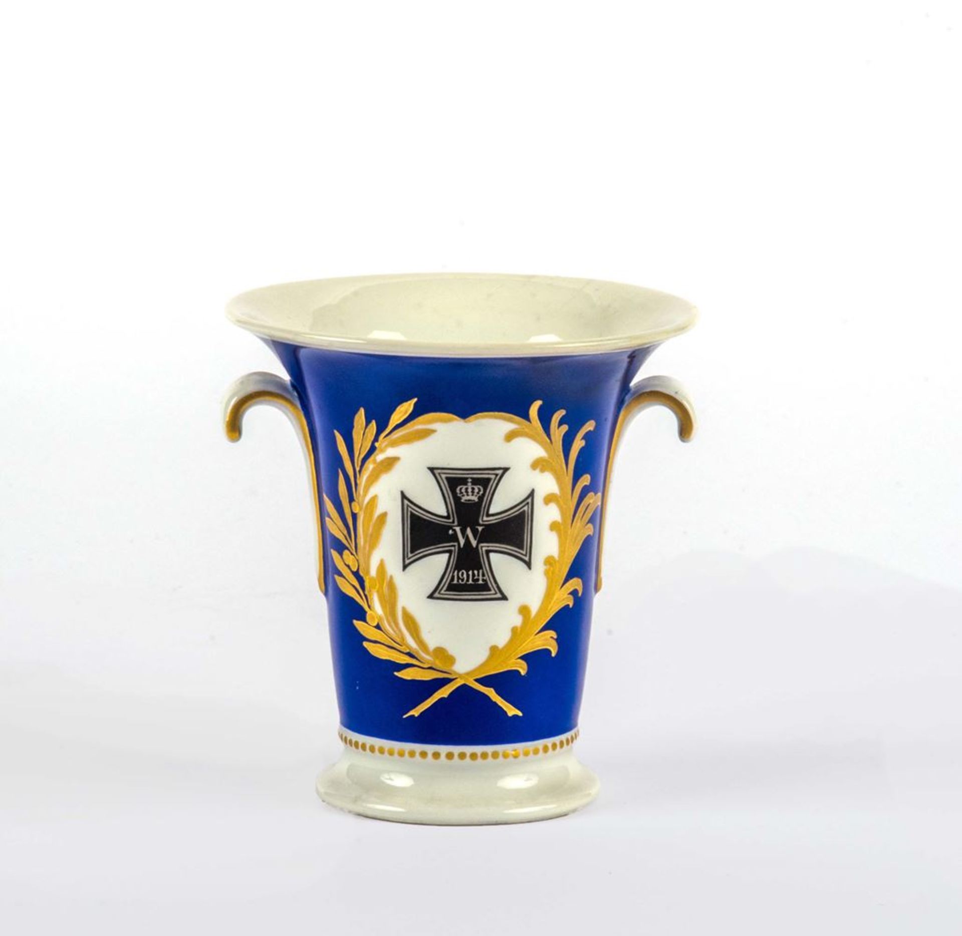 Becher mit Eisernem Kreuz 1914, KPM BerlinPorzellan. Kobaltblau, Gold und Schwarz bemalt.